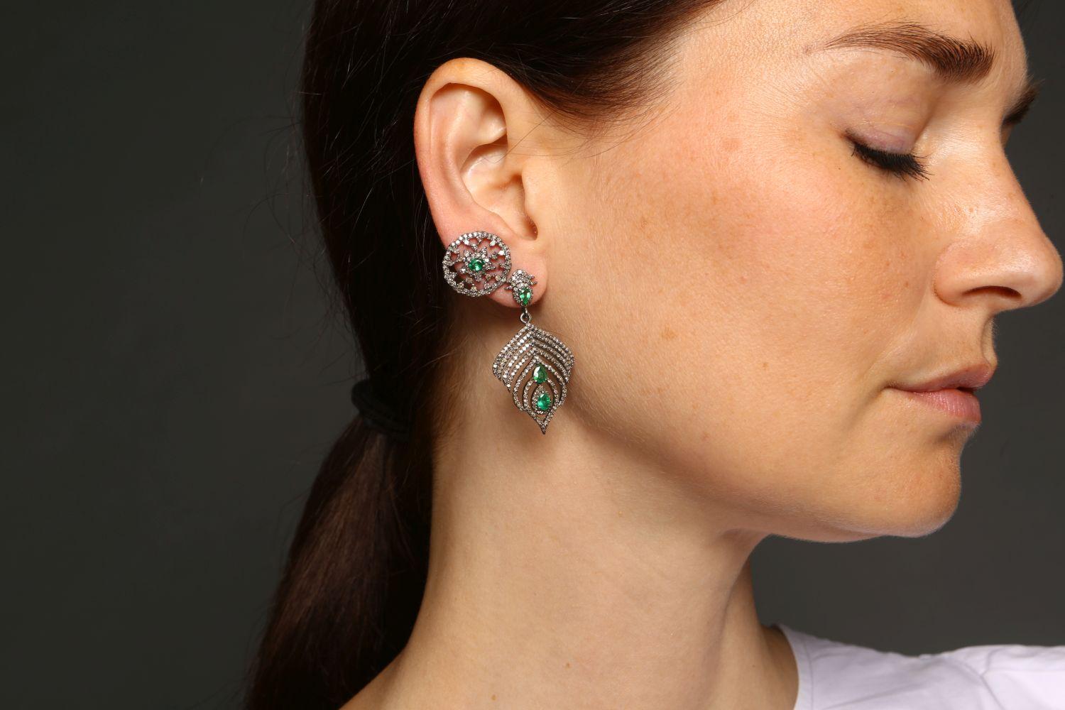 Artigiano Orecchini classici semplici con smeraldo e diamante in vendita