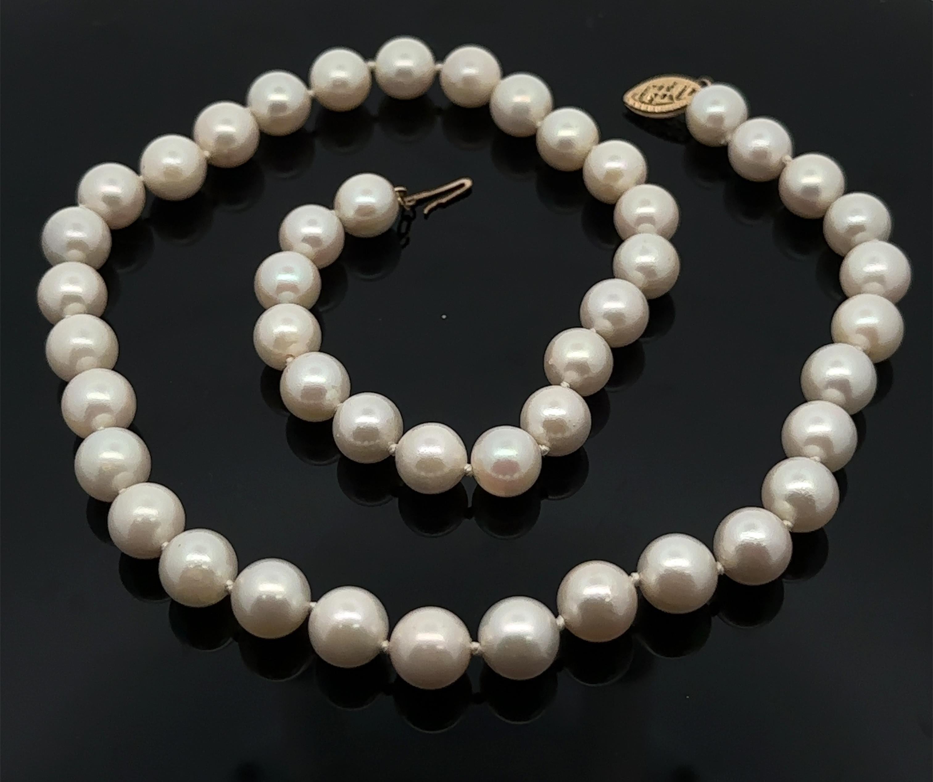 --Pierre(s) :...
(46) Perles de culture véritables - forme ronde - Whiting - couleur blanc cassé avec beau lustre - 8mm à 8.75mm (approx.)

Matière : Fermoir en or jaune 14k
Poids : 37,53 grammes 
Longueur : 16,5