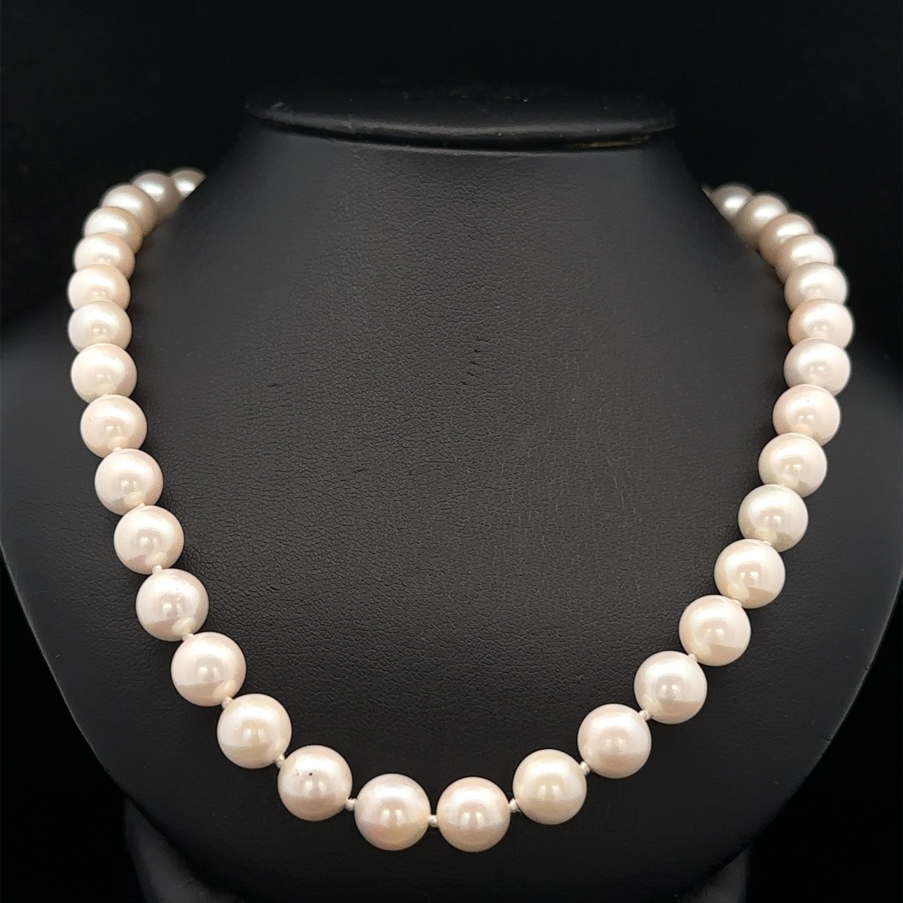 Taille ronde Collier classique de perles 8-8.5mm avec fermoir en or jaune 14k filigrané en vente