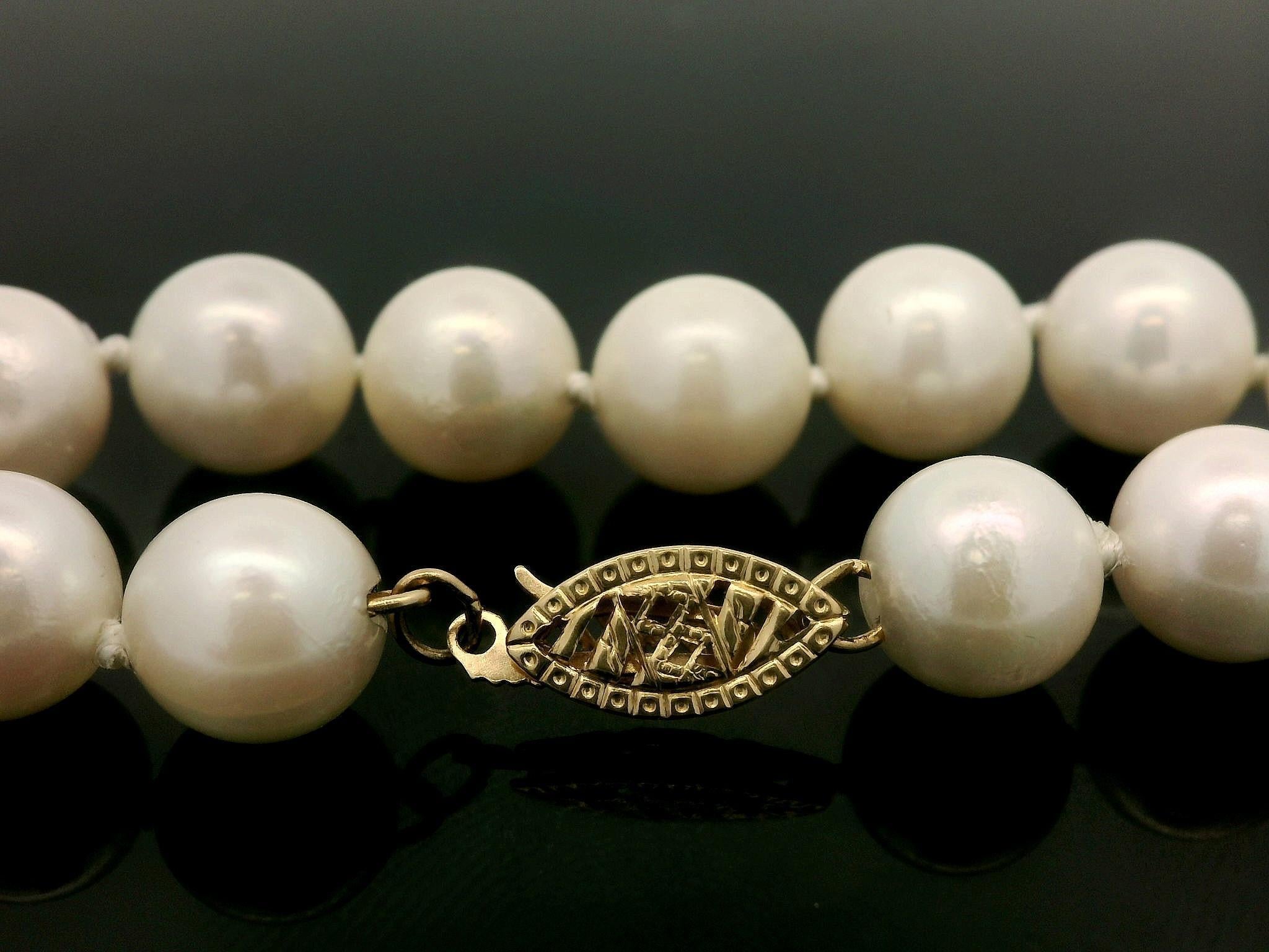 Collier classique de perles 8-8.5mm avec fermoir en or jaune 14k filigrané Excellent état - En vente à Montclair, NJ