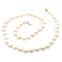 Collier classique de perles 8-8.5mm avec fermoir en or jaune 14k filigrané