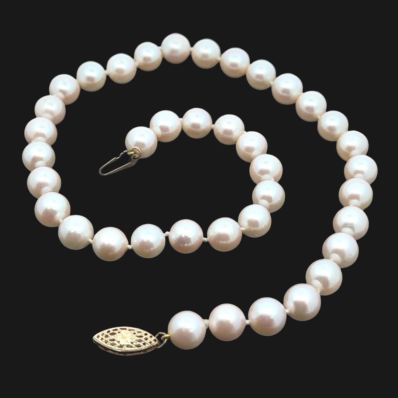 --Pierre(s) :...
(39) Perles de culture véritables - forme ronde - enfilées - couleur blanche avec reflets roses - 8,5mm à 9mm (approx.)

Matière : Fermoir en or jaune 14k
Poids : 37,40 grammes 
Longueur : 15