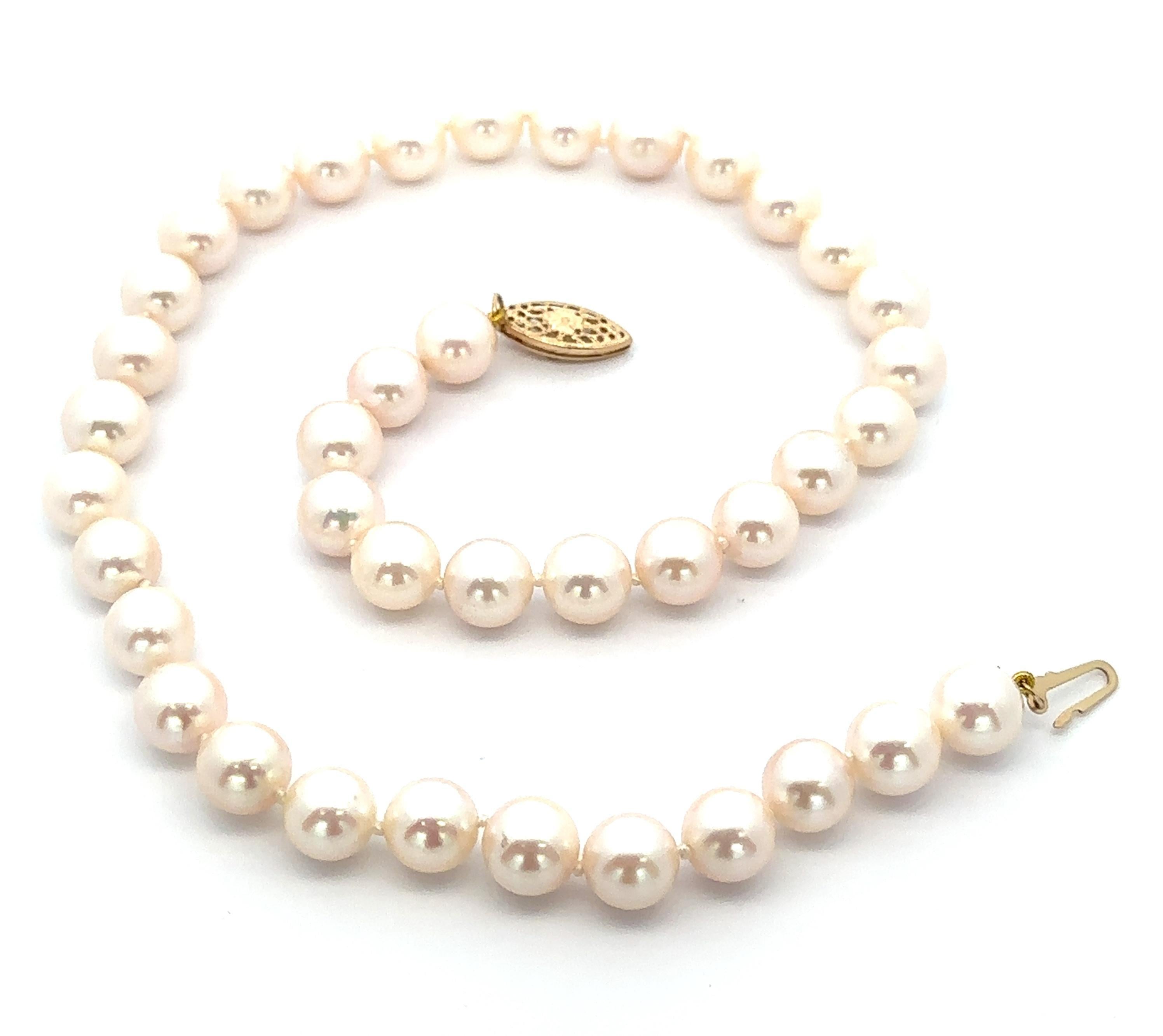 Taille ronde Collier de perles classiques 8.5 - 9mm avec fermoir filigrane en or jaune 14k en vente