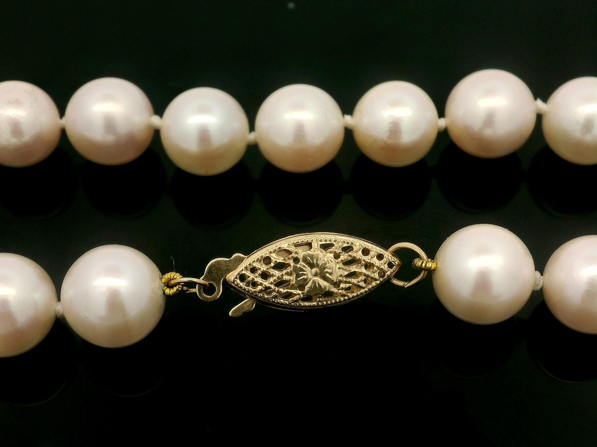 Collier de perles classiques 8.5 - 9mm avec fermoir filigrane en or jaune 14k Excellent état - En vente à Montclair, NJ