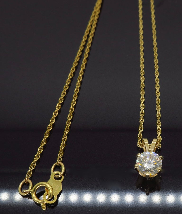 Collier pendentif classique à six griffes en diamants - En vente sur 1stDibs