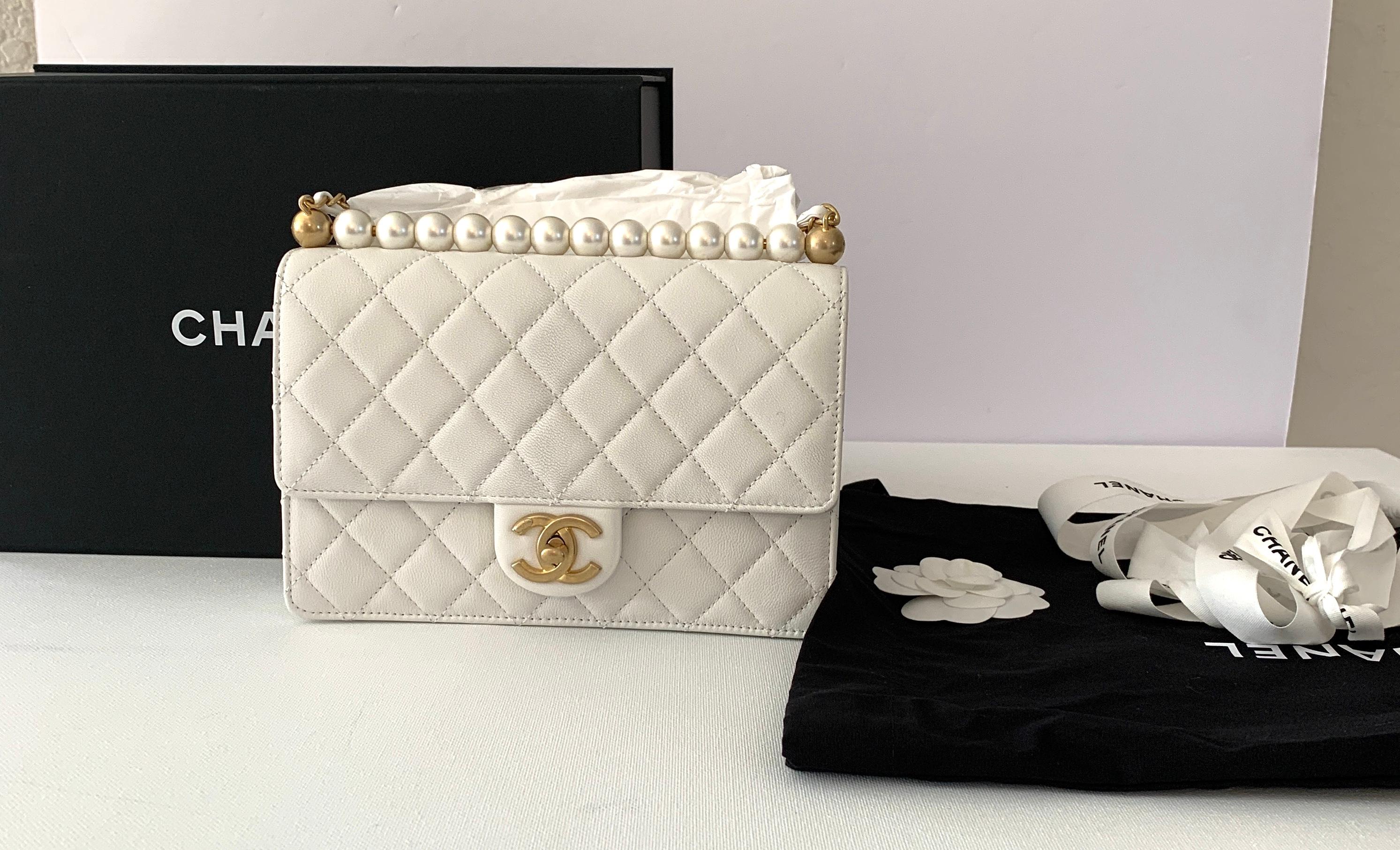 Classic Small Flapbag Pearls Brush Gold White Goat Leather Shoulder Bag In New Condition In West Chester, PA