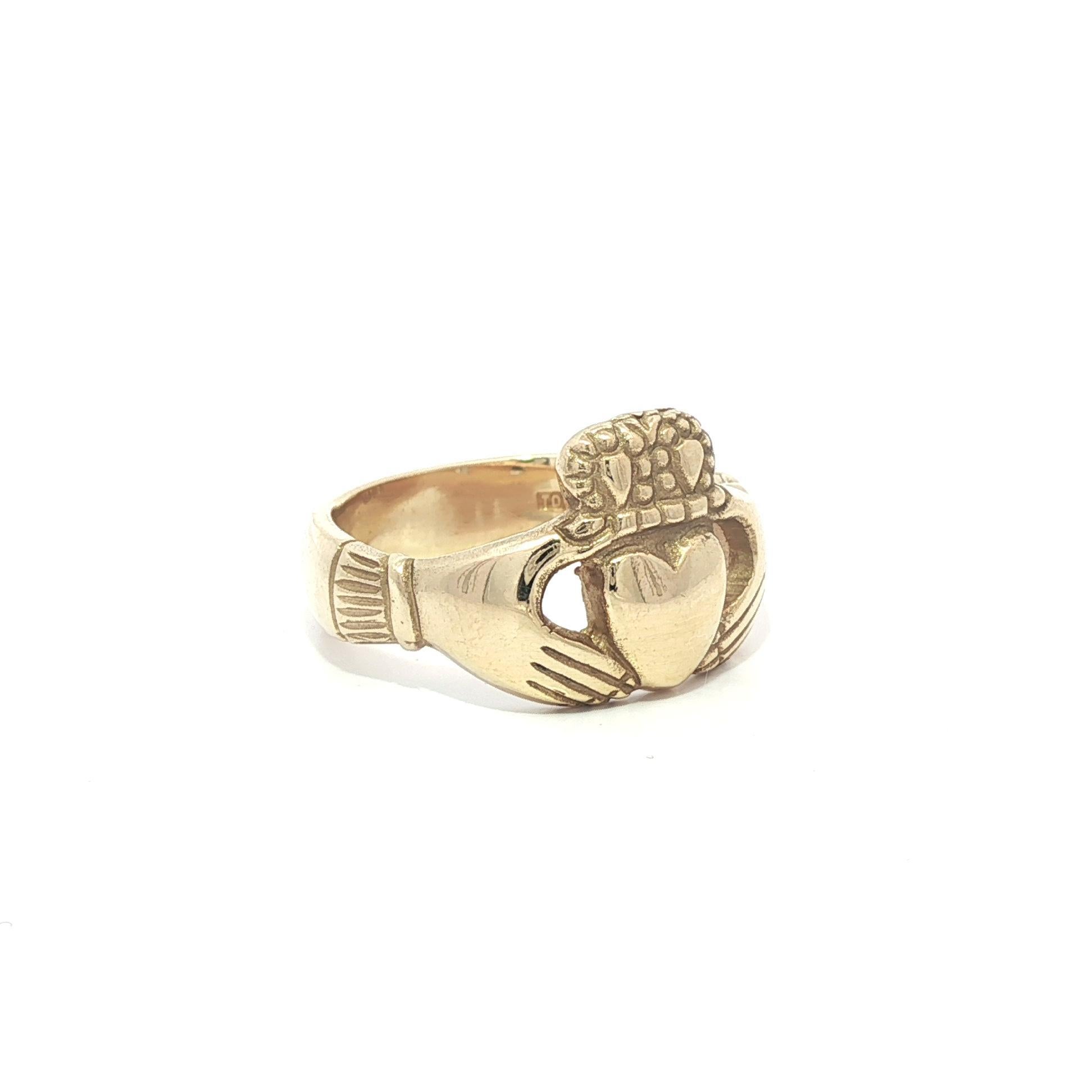 MATERIAL : Or jaune 9k massif
Poids : 6.35 grammes
Taille de la bague : 6,5 (ajustée sur un doigt. Nous pouvons dimensionner cette bague sur mesure).
Largeur de l'anneau : 12,6 mm (haut de l'anneau, du nord au sud) - 4,9 mm (bas de la tige)
Hauteur