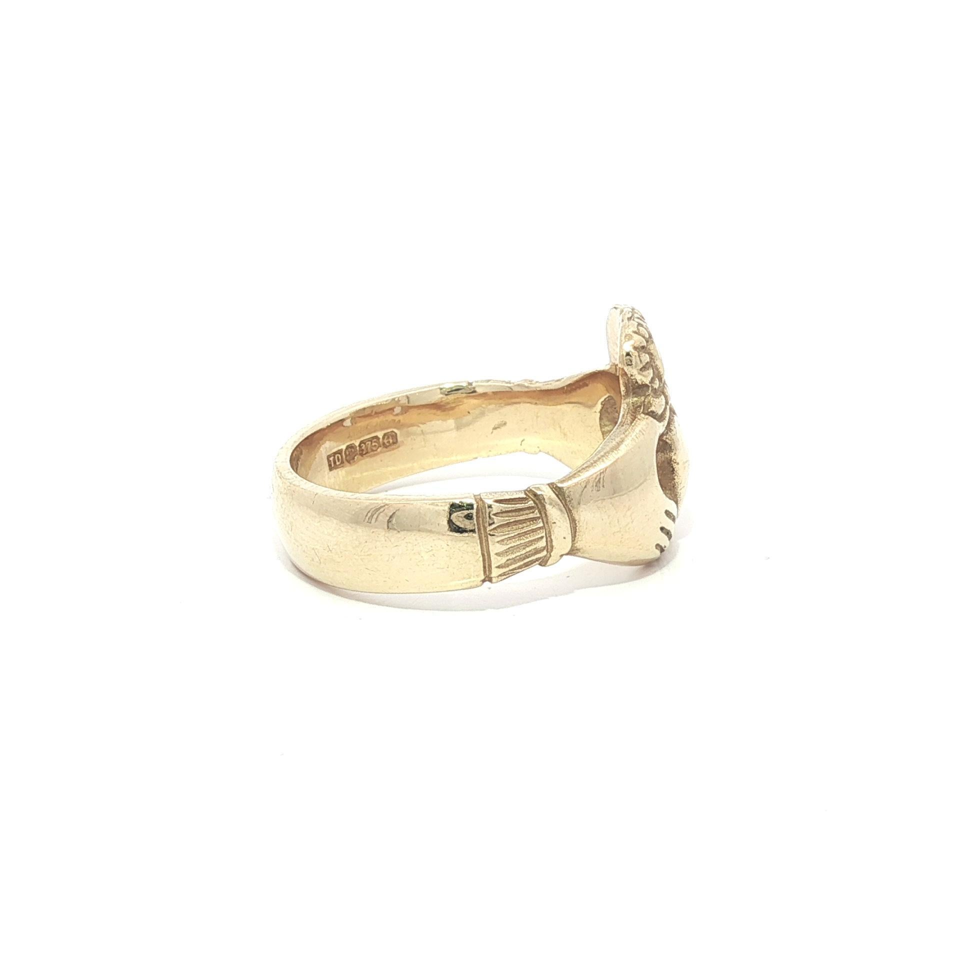 Bague irlandaise classique en or jaune 9k Claddagh Heart & Crown Bon état - En vente à Montclair, NJ