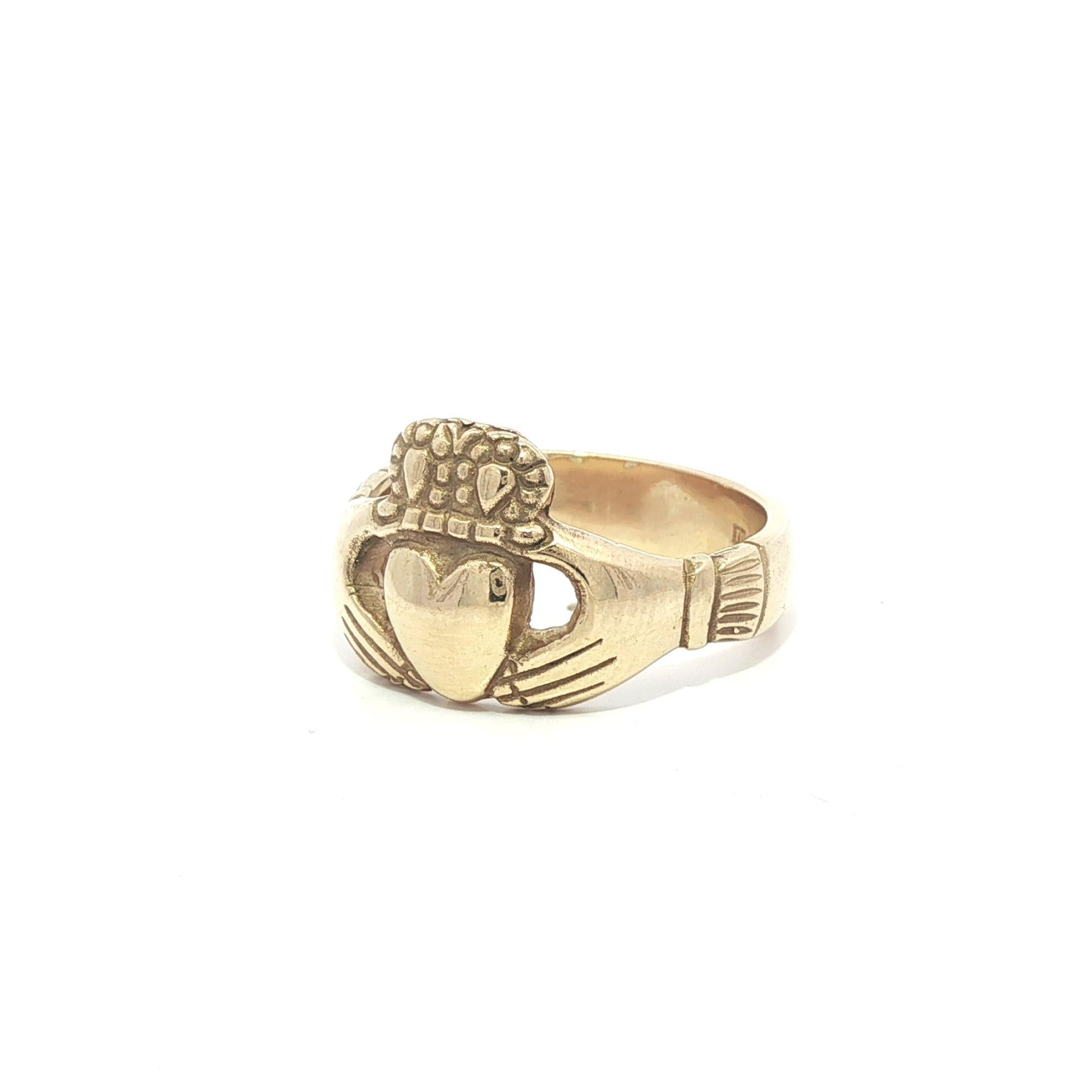 Bague irlandaise classique en or jaune 9k Claddagh Heart & Crown en vente 1