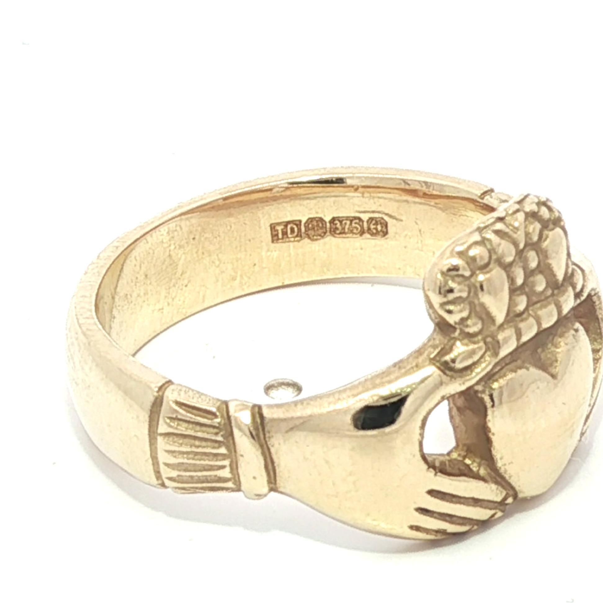 Bague irlandaise classique en or jaune 9k Claddagh Heart & Crown en vente 2