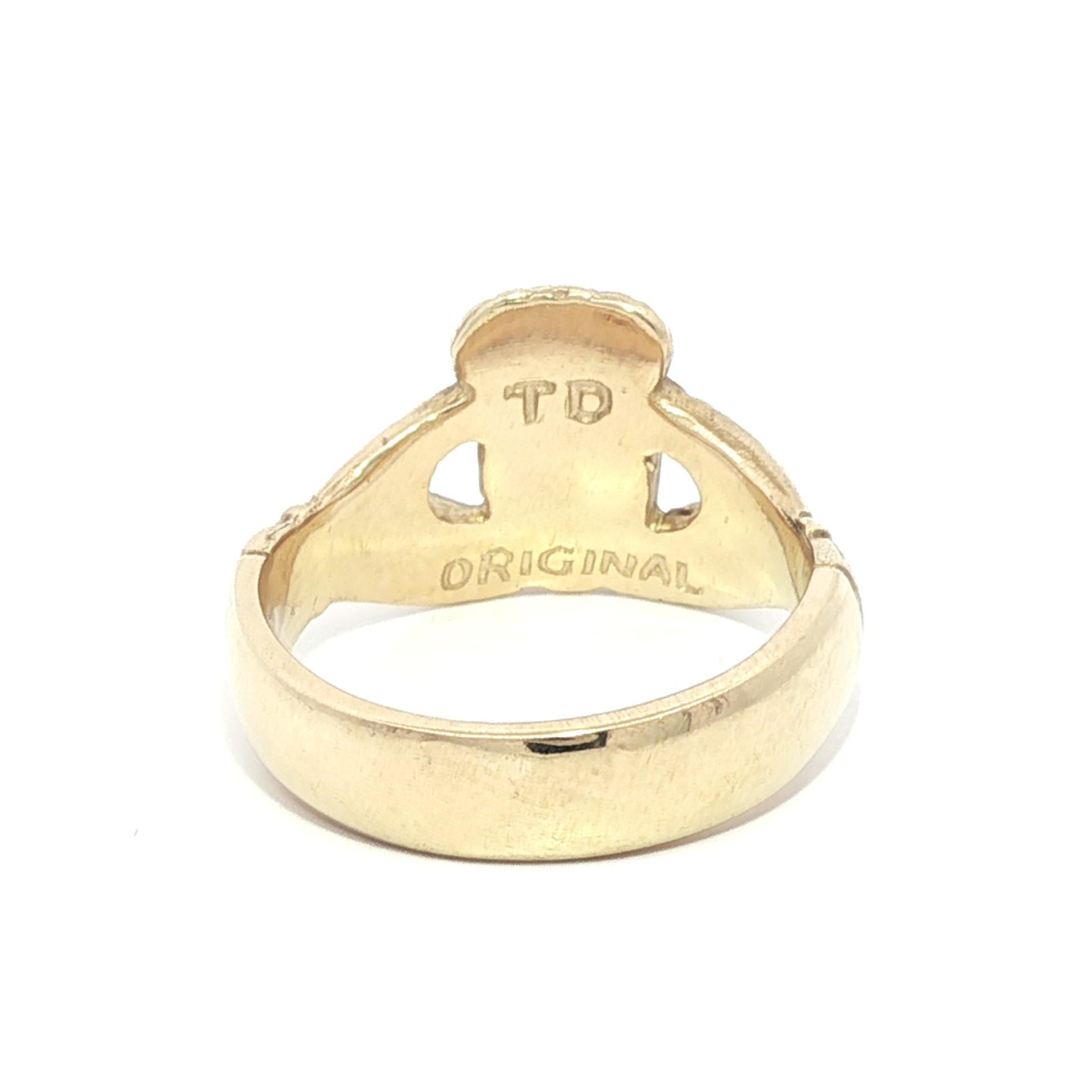 Bague irlandaise classique en or jaune 9k Claddagh Heart & Crown en vente 3