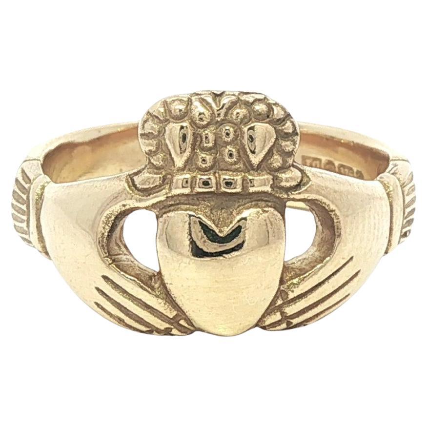 Bague irlandaise classique en or jaune 9k Claddagh Heart 
Crown en vente