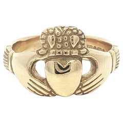 Bague irlandaise classique en or jaune 9k Claddagh Heart 
Crown