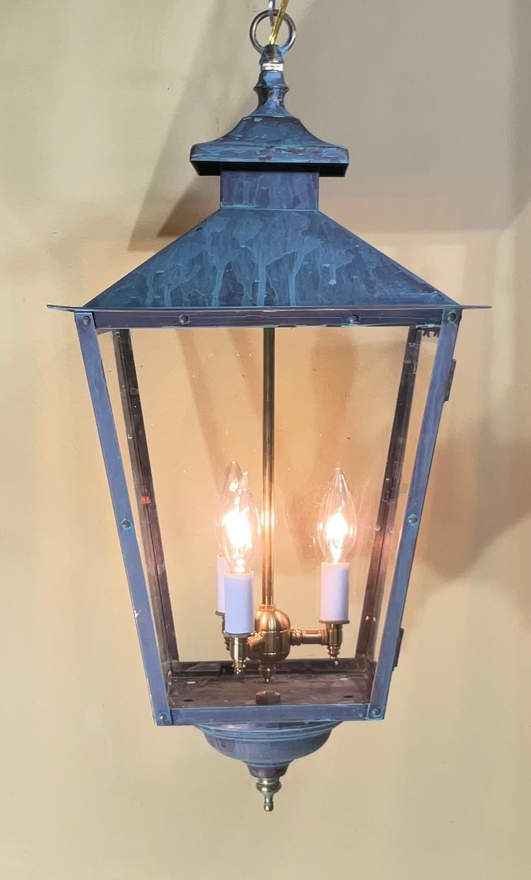 

Capturez l'élégance intemporelle de cette authentique lanterne vintage. Conçue à l'origine comme une applique murale classique pour l'extérieur, cette pièce a été transformée en une superbe lanterne suspendue au plafond ou un luminaire suspendu.