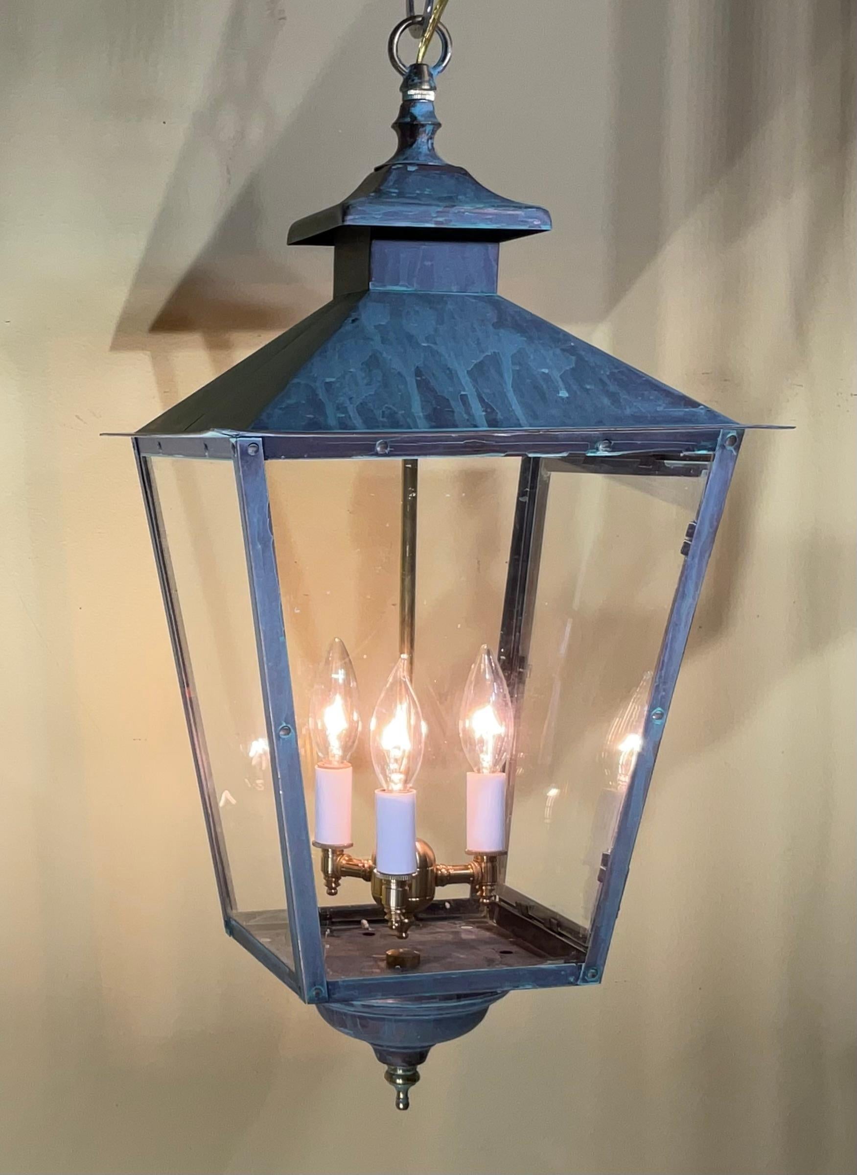 Suspension / Lanterne classique en cuivre massif et laiton Bon état - En vente à Delray Beach, FL