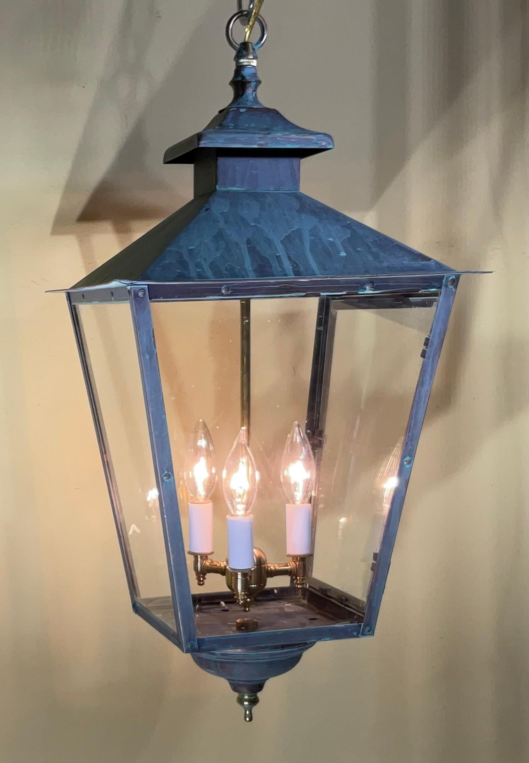 20ième siècle Suspension / Lanterne classique en cuivre massif et laiton en vente