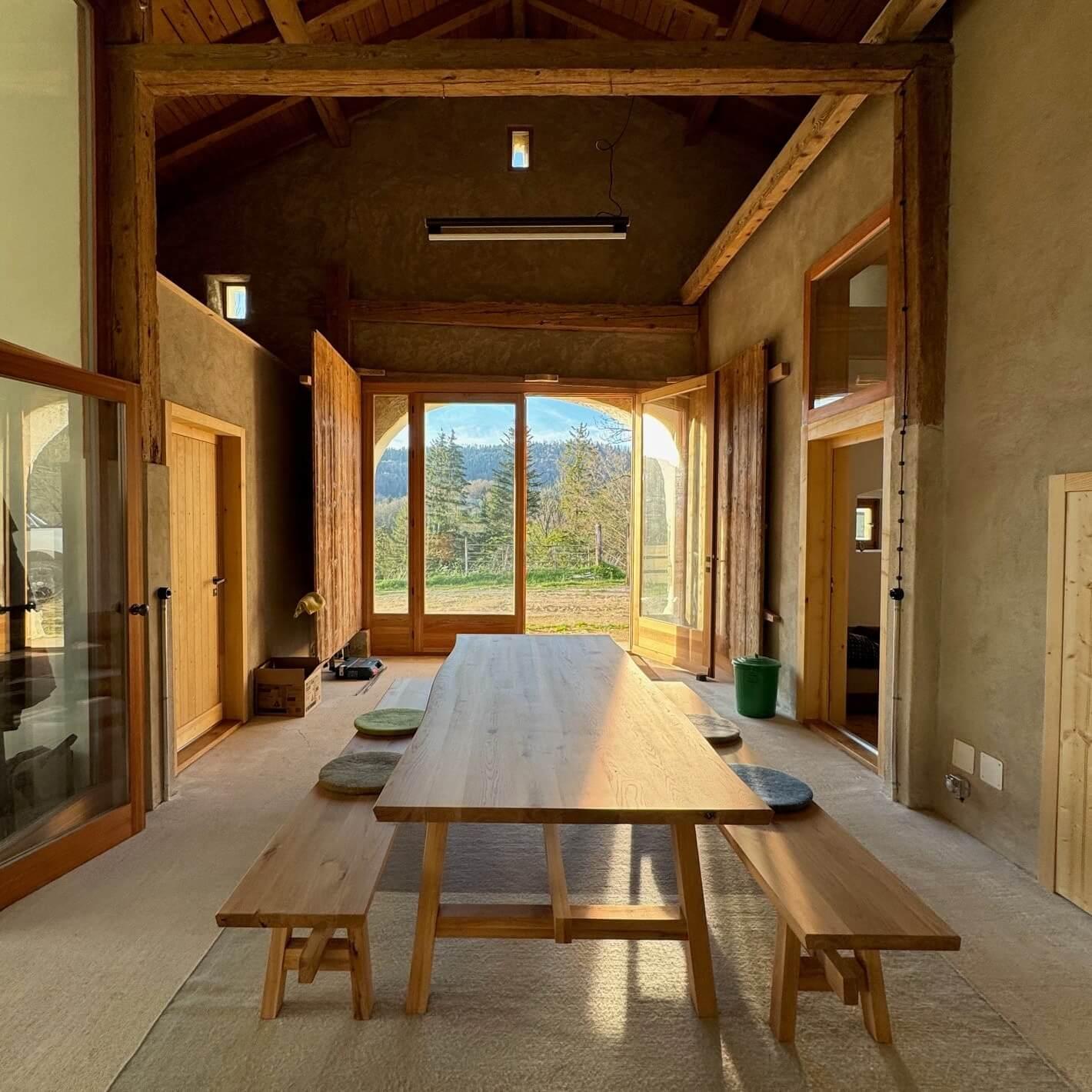 Fabriqué avec une attention méticuleuse aux détails, ce banc en bois témoigne d'un design intemporel et d'une qualité durable. Cette pièce robuste est fabriquée à la main en chêne 100% massif, un bois réputé pour sa solidité et sa durabilité