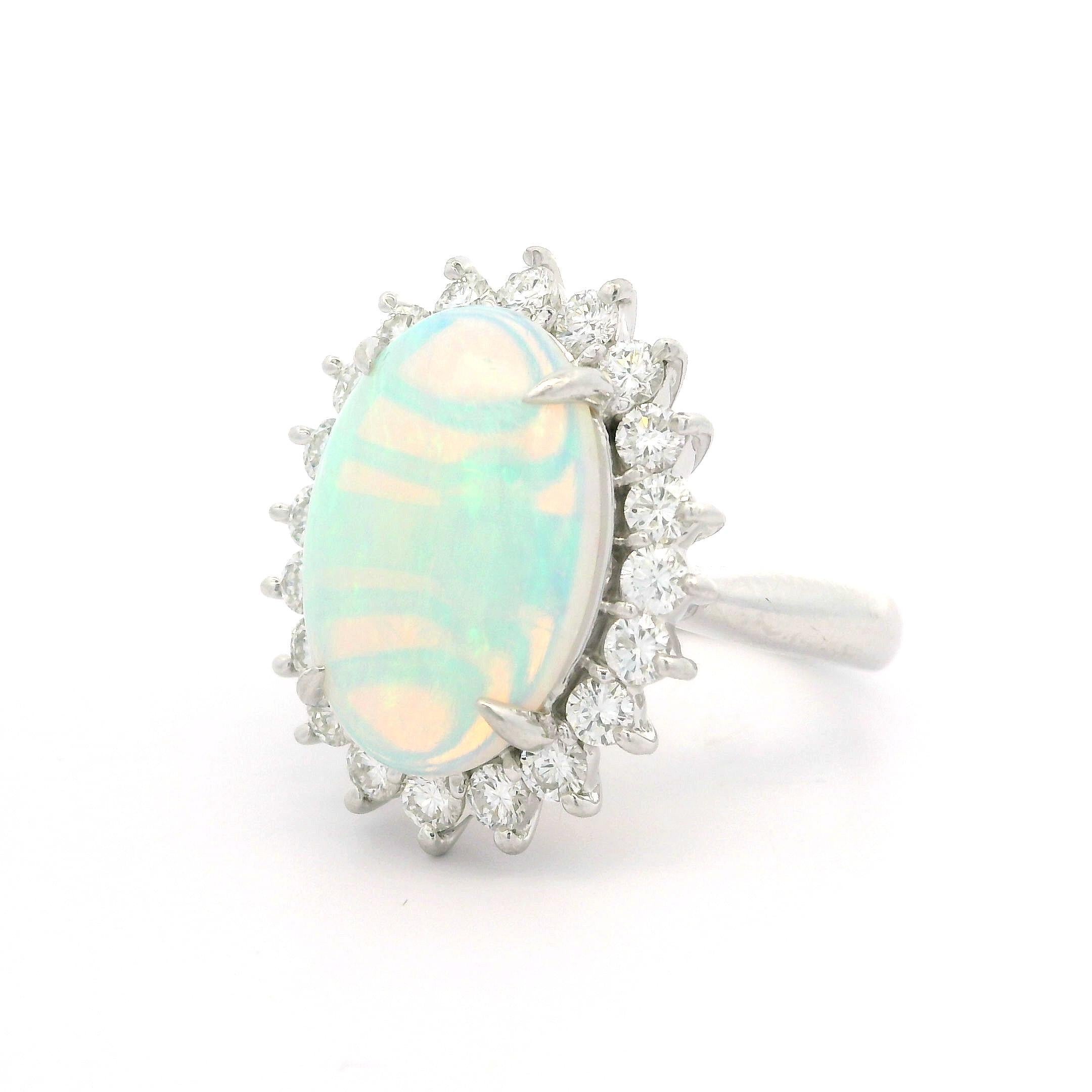 Anillo de cóctel clásico de platino macizo con ópalo oval alargado de 3,90 ctw y halo de diamantes en venta 5