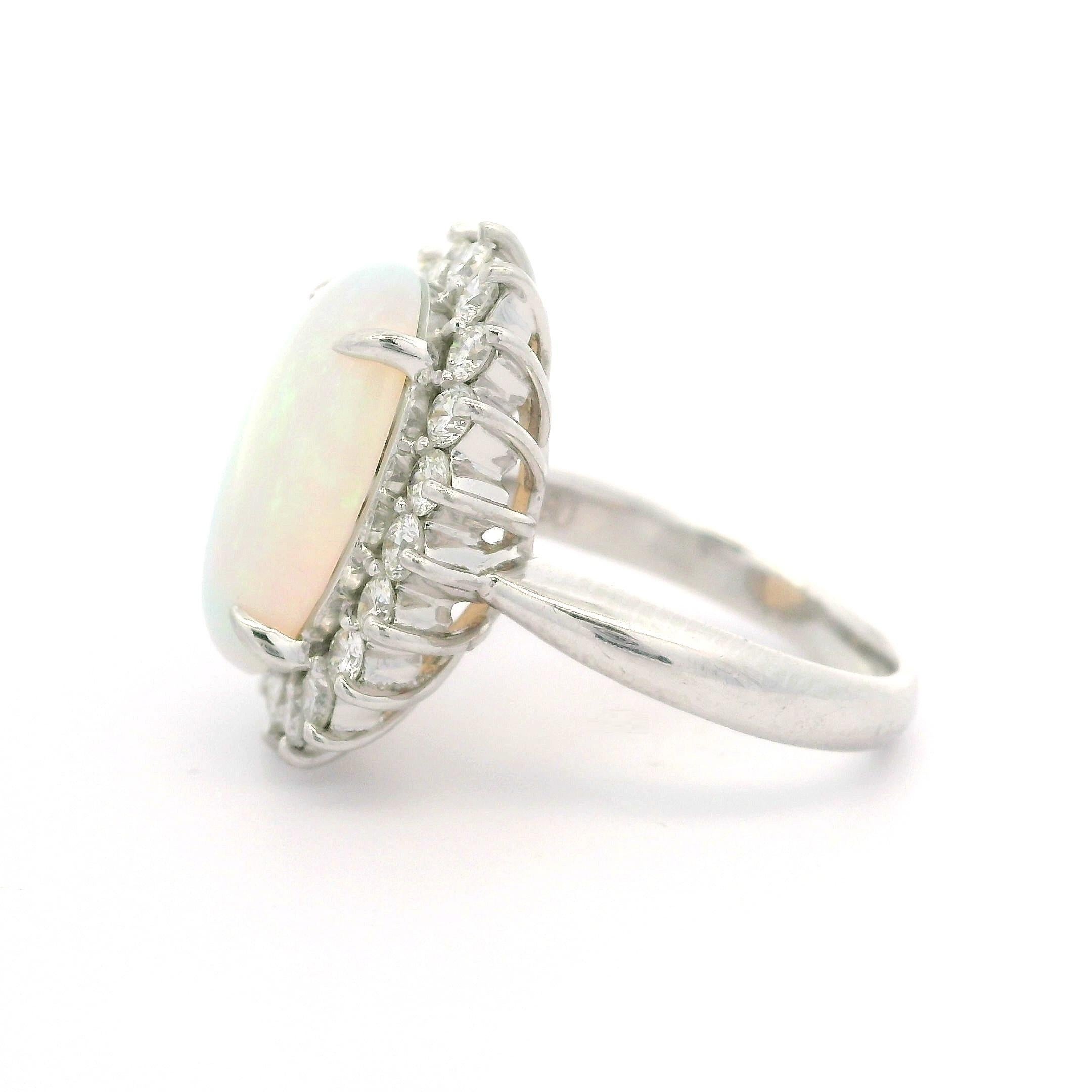 Anillo de cóctel clásico de platino macizo con ópalo oval alargado de 3,90 ctw y halo de diamantes en venta 6