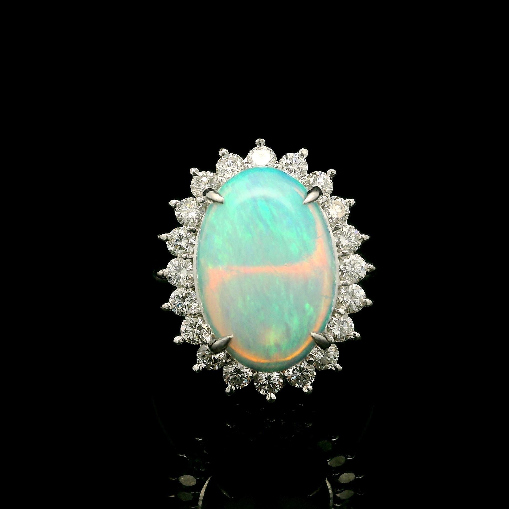 Anillo de cóctel clásico de platino macizo con ópalo oval alargado de 3,90 ctw y halo de diamantes en venta 7