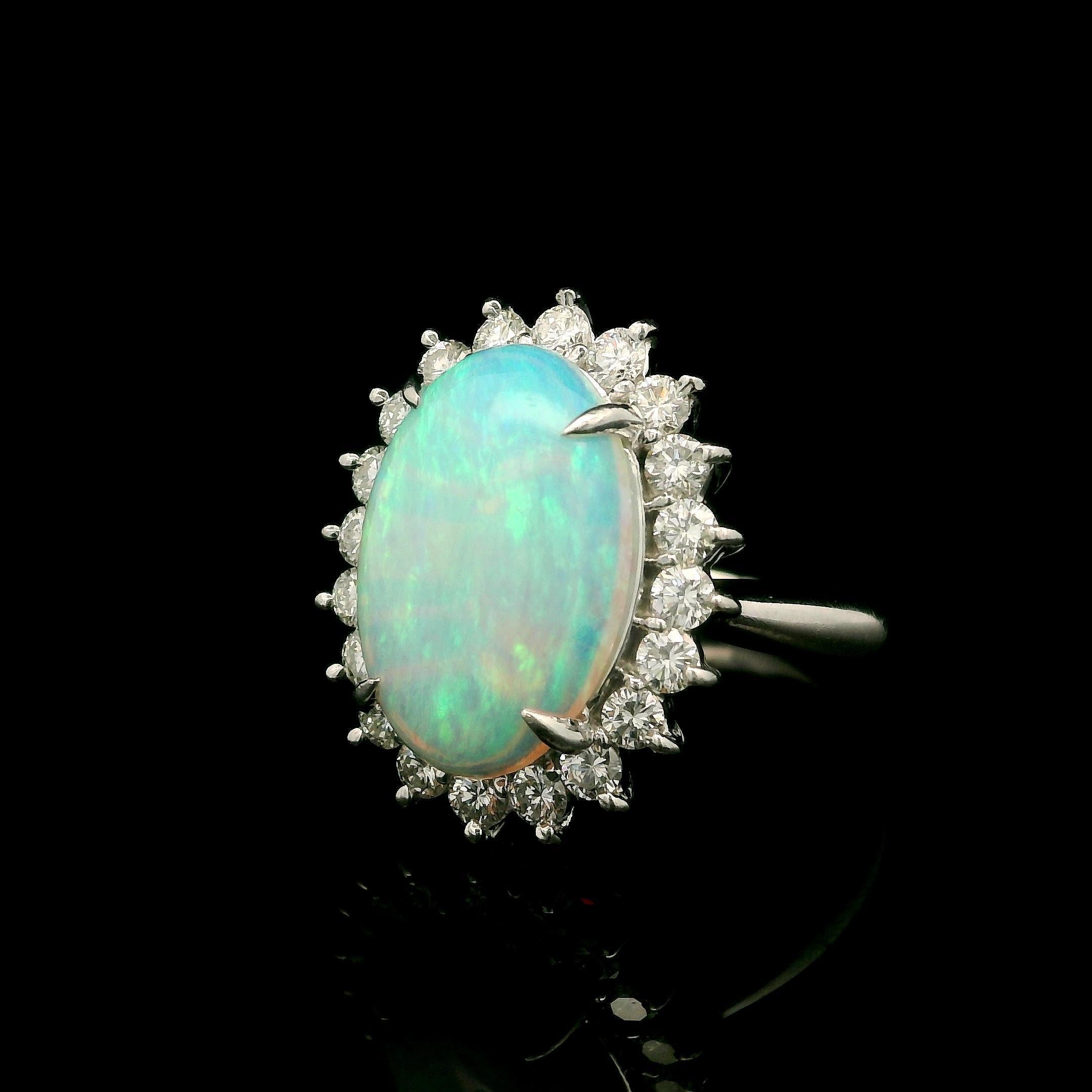 Anillo de cóctel clásico de platino macizo con ópalo oval alargado de 3,90 ctw y halo de diamantes en venta 8