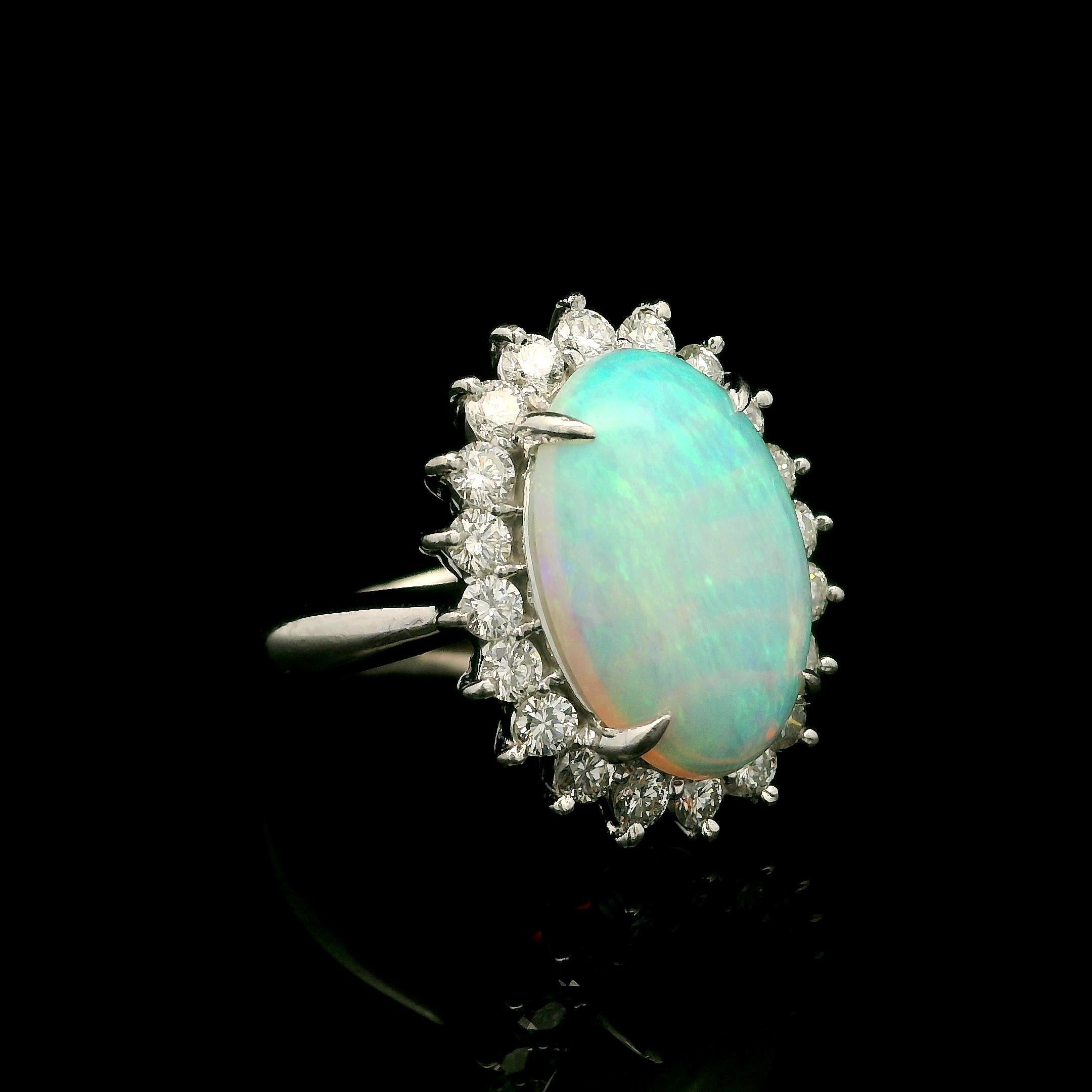 Anillo de cóctel clásico de platino macizo con ópalo oval alargado de 3,90 ctw y halo de diamantes en venta 9