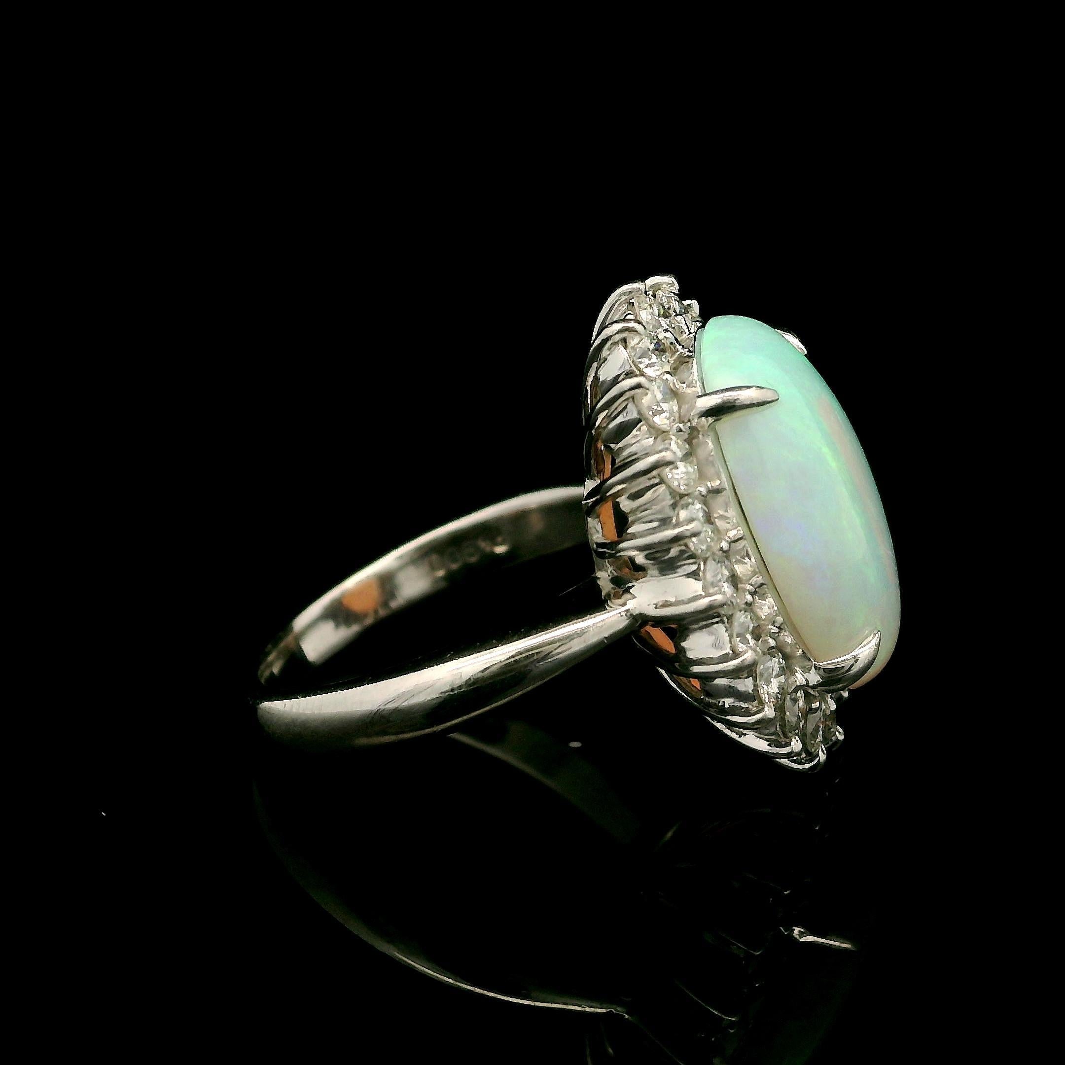 --Piedra(s):--
(1) Ópalo auténtico natural - talla cabujón oval alargada - engastado - color blanco con muy bonito juego de colores -
14,8x10mm / 3,10ct (exacto, estampado)
(20) Diamantes auténticos naturales - Talla brillante redonda - Engastados -
