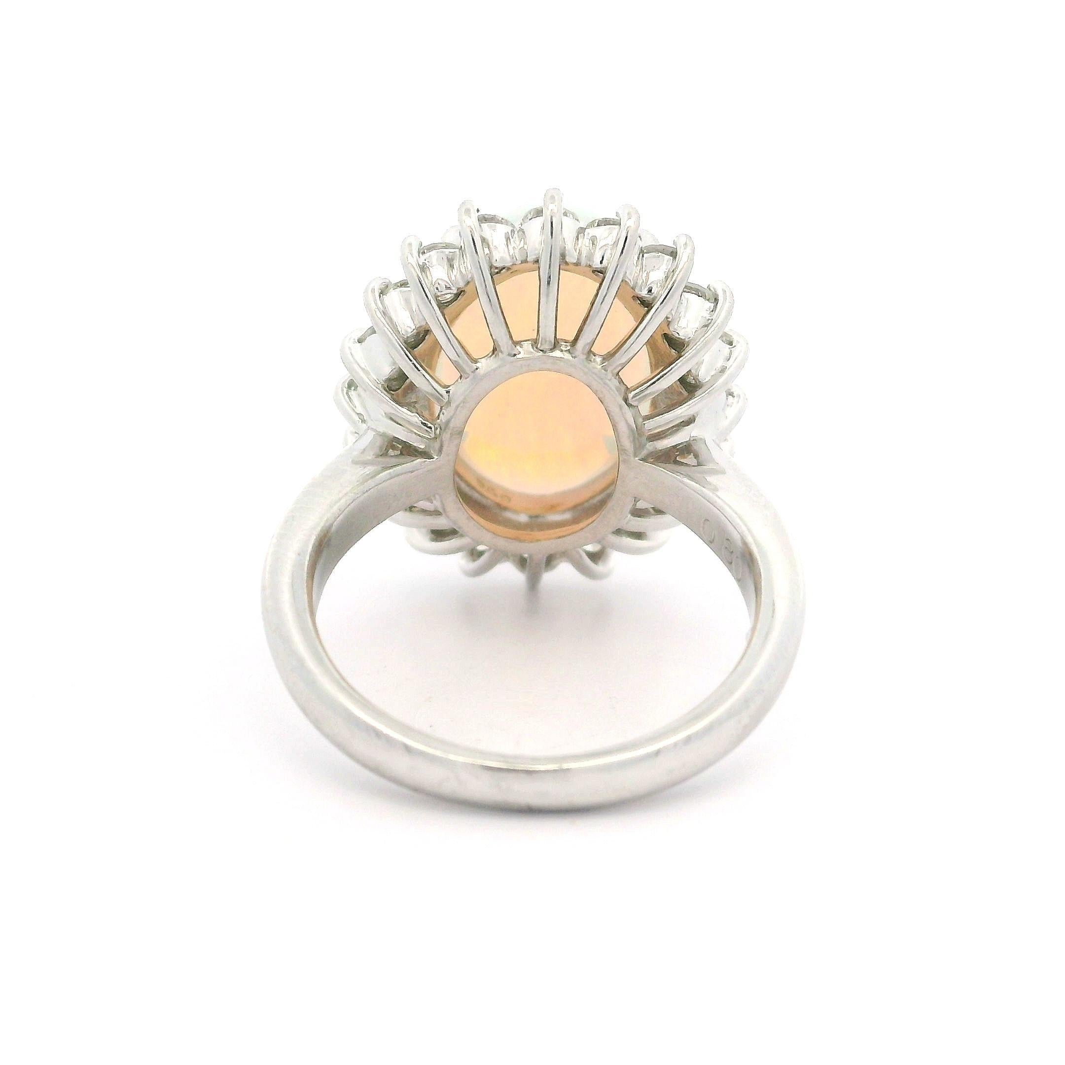 Anillo de cóctel clásico de platino macizo con ópalo oval alargado de 3,90 ctw y halo de diamantes Cabujón en venta
