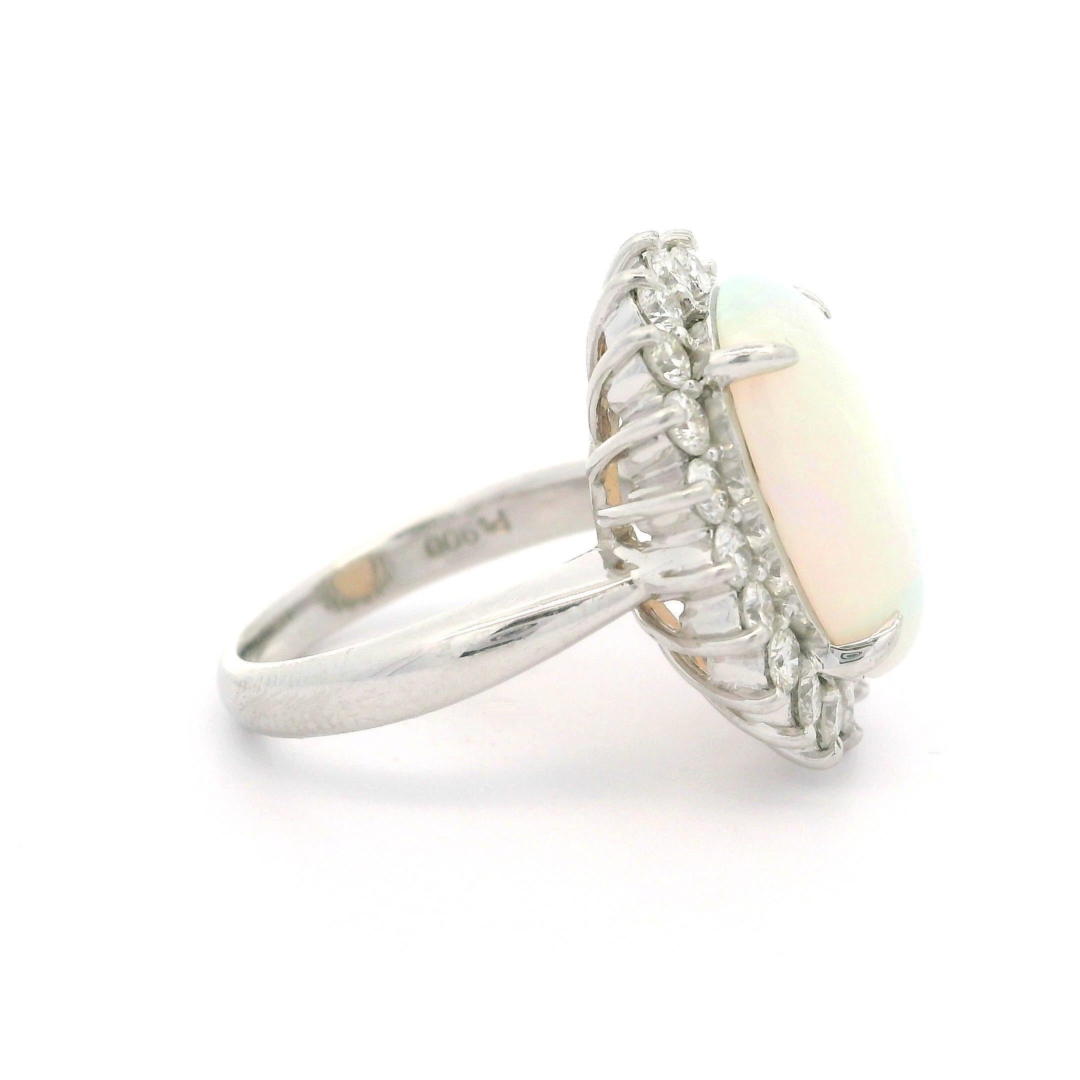 Anillo de cóctel clásico de platino macizo con ópalo oval alargado de 3,90 ctw y halo de diamantes en Excelente estado para la venta en Montclair, NJ
