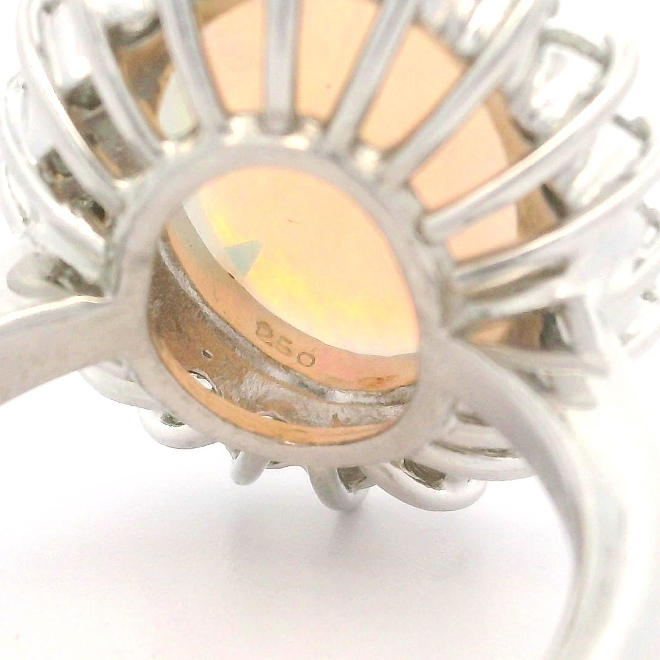 Anillo de cóctel clásico de platino macizo con ópalo oval alargado de 3,90 ctw y halo de diamantes en venta 1