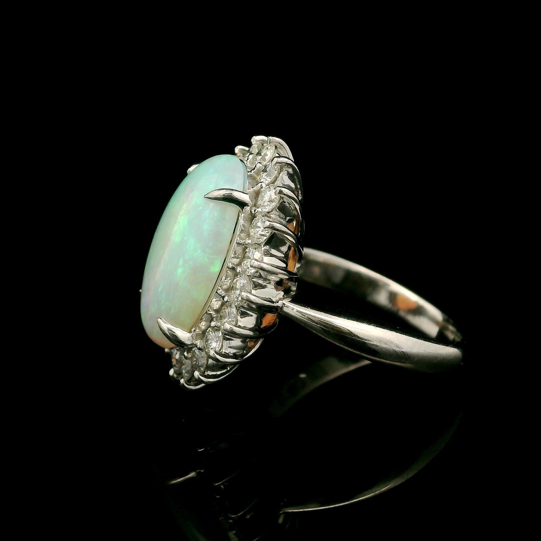 Anillo de cóctel clásico de platino macizo con ópalo oval alargado de 3,90 ctw y halo de diamantes en venta 2