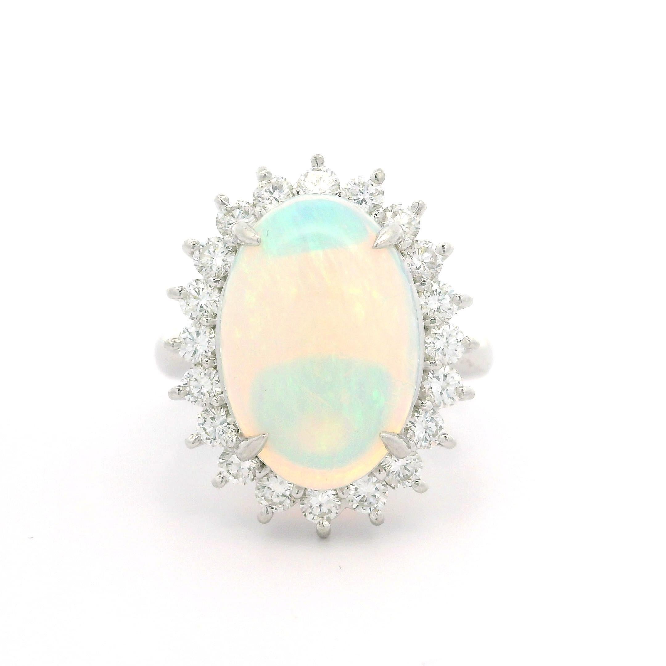 Bague de cocktail Classic en platine massif 3,90ctw Opale ovale allongée avec halo de diamants