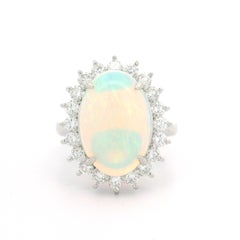 Bague de cocktail Classic en platine massif 3,90ctw Opale ovale allongée avec halo de diamants