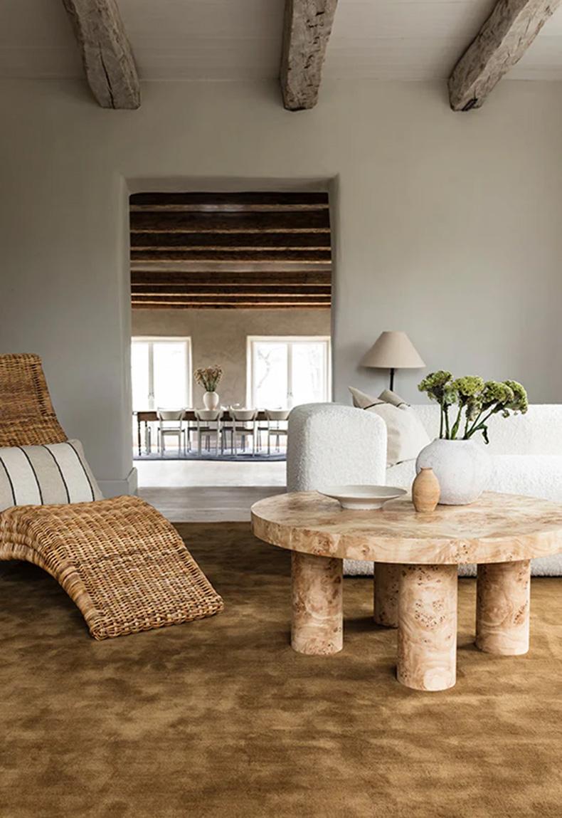 Il tappeto Solid Wool è un tappeto dal design classico. Questo tappeto è la scelta perfetta per chi è alla ricerca di un tappeto resistente e duraturo con un look classico ed elegante.

Realizzato a mano in 100% lana.
A causa del materiale naturale,