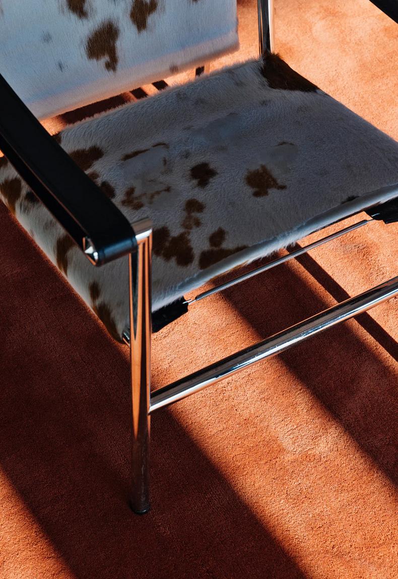 Il tappeto Solid Wool è un tappeto dal design classico. Questo tappeto è la scelta perfetta per chi è alla ricerca di un tappeto resistente e duraturo con un look classico ed elegante.

Realizzato a mano in 100% lana.
A causa del materiale naturale,