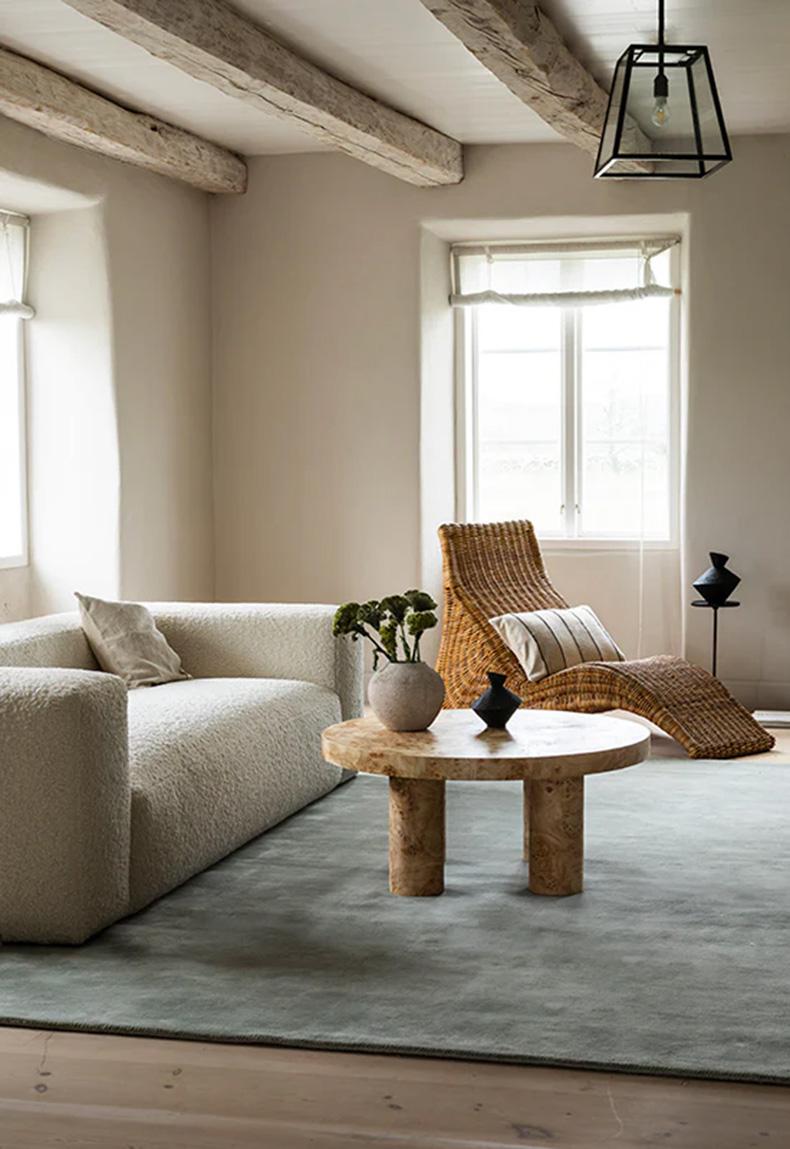 Il tappeto Solid Wool è un tappeto dal design classico. Questo tappeto è la scelta perfetta per chi è alla ricerca di un tappeto resistente e duraturo con un look classico ed elegante.

Realizzato a mano in 100% lana.
A causa del materiale naturale,