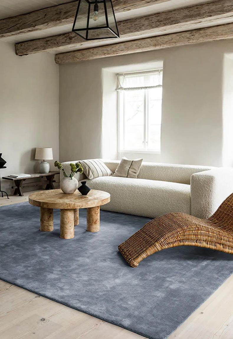 Il tappeto Solid Wool è un tappeto dal design classico. Questo tappeto è la scelta perfetta per chi è alla ricerca di un tappeto resistente e duraturo con un look classico ed elegante.

Realizzato a mano in 100% lana.
A causa del materiale naturale,