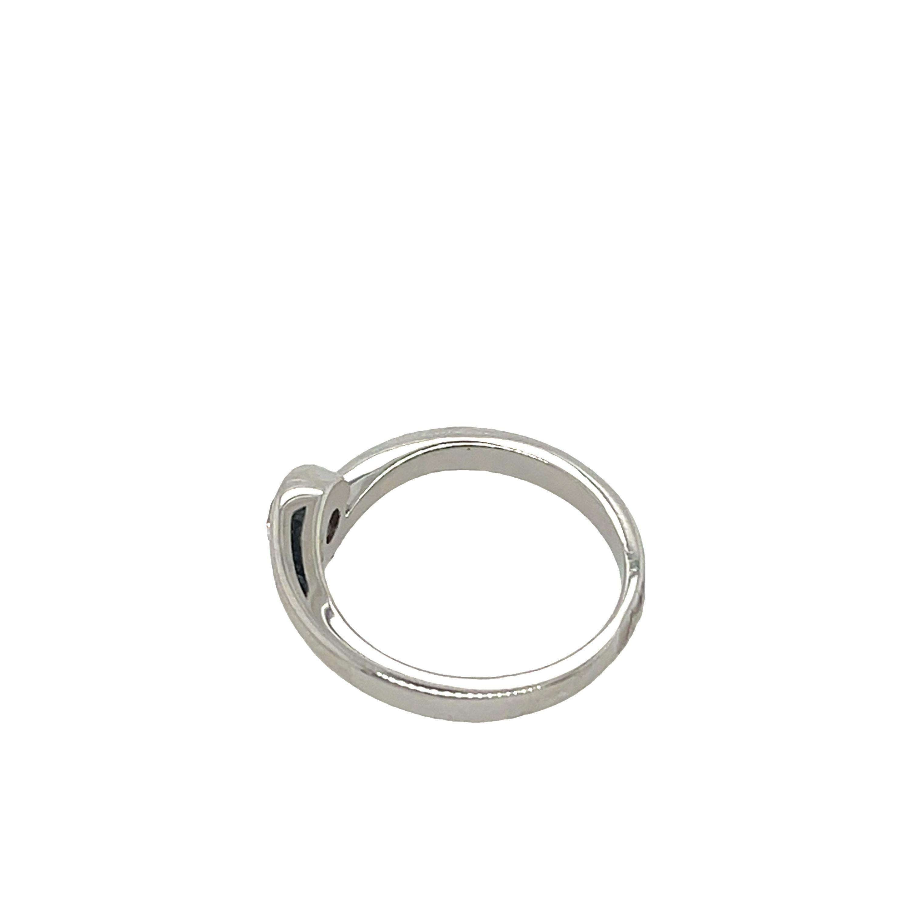 This elegant engagement ring features a 0.33ct round brilliant-cut diamond, securely nestled in a classic crossover design band. 
Crafted from platinum, the timeless simplicity 
of this piece highlights the diamond's natural sparkle, 
making it a