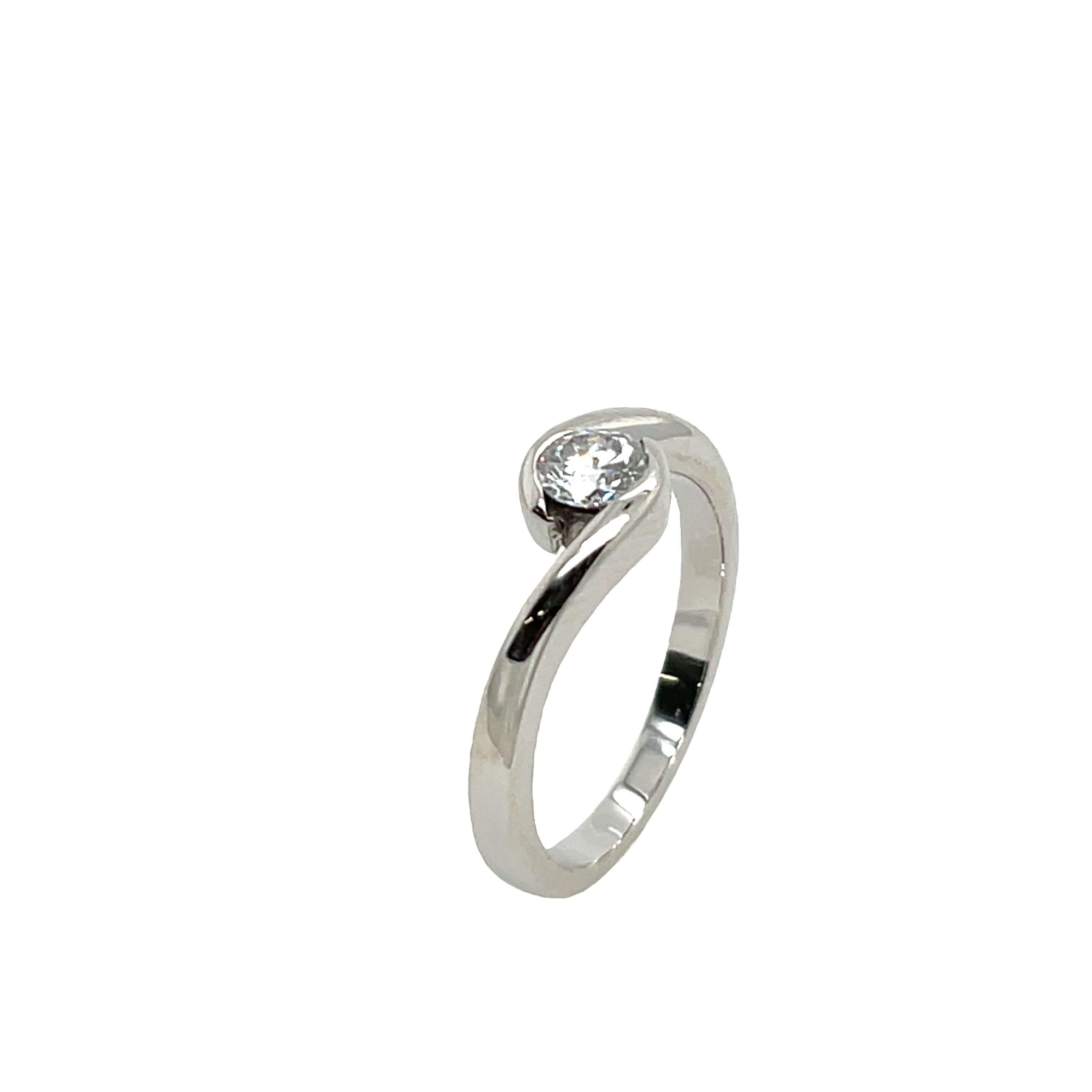 Round Cut Classic Solitaire 0.33ct Diamond Crossover Engagement Ring For Sale