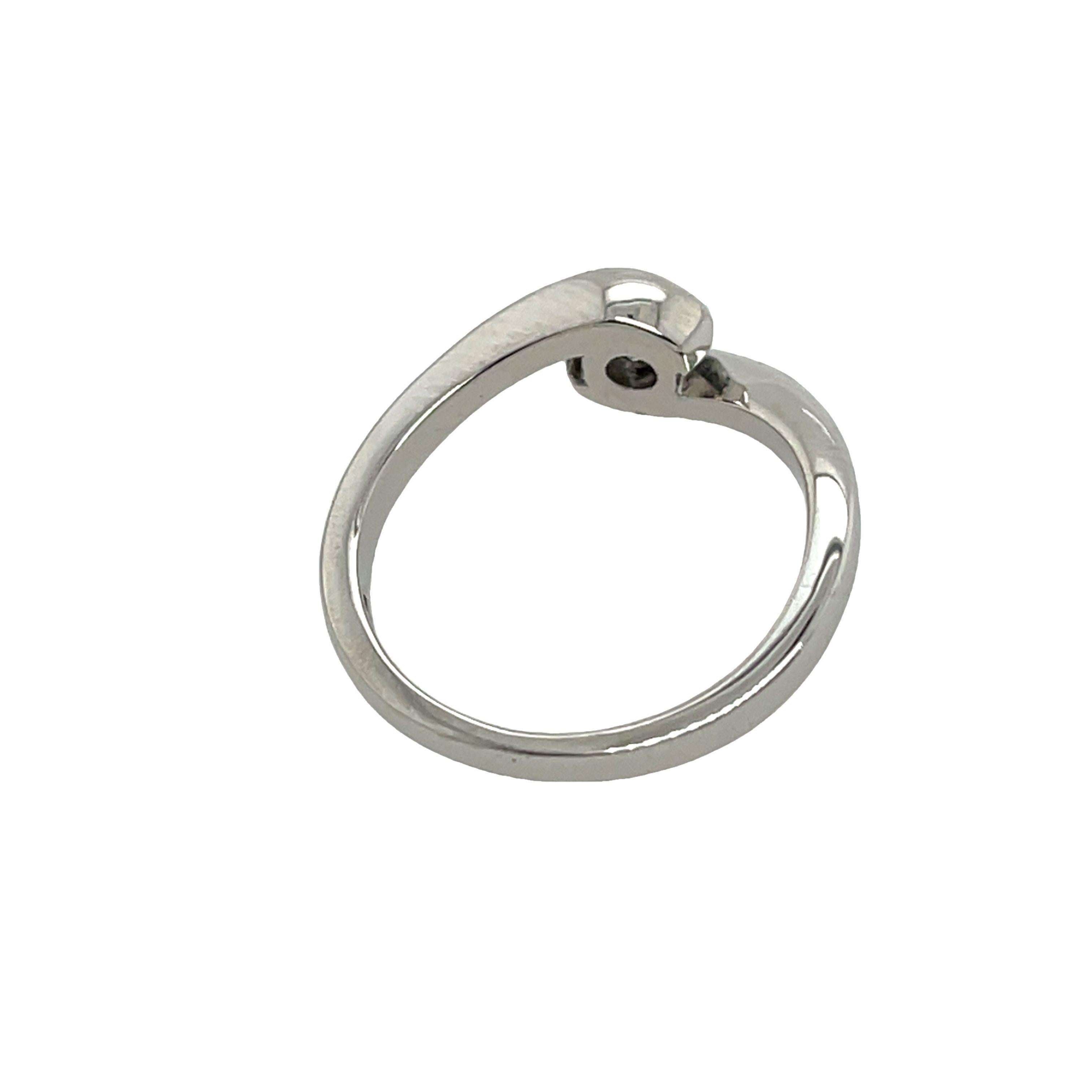 Classic Solitaire 0.33ct Diamond Crossover Engagement Ring In Excellent Condition For Sale In London, GB
