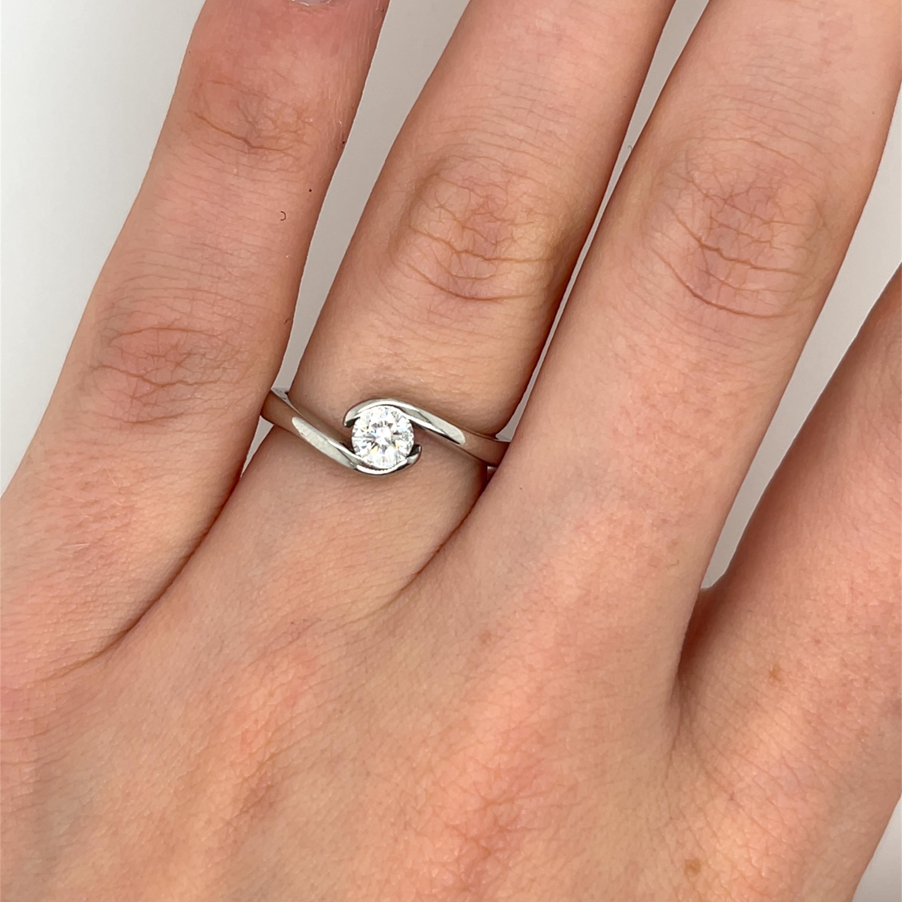 Women's or Men's Classic Solitaire 0.33ct Diamond Crossover Engagement Ring For Sale