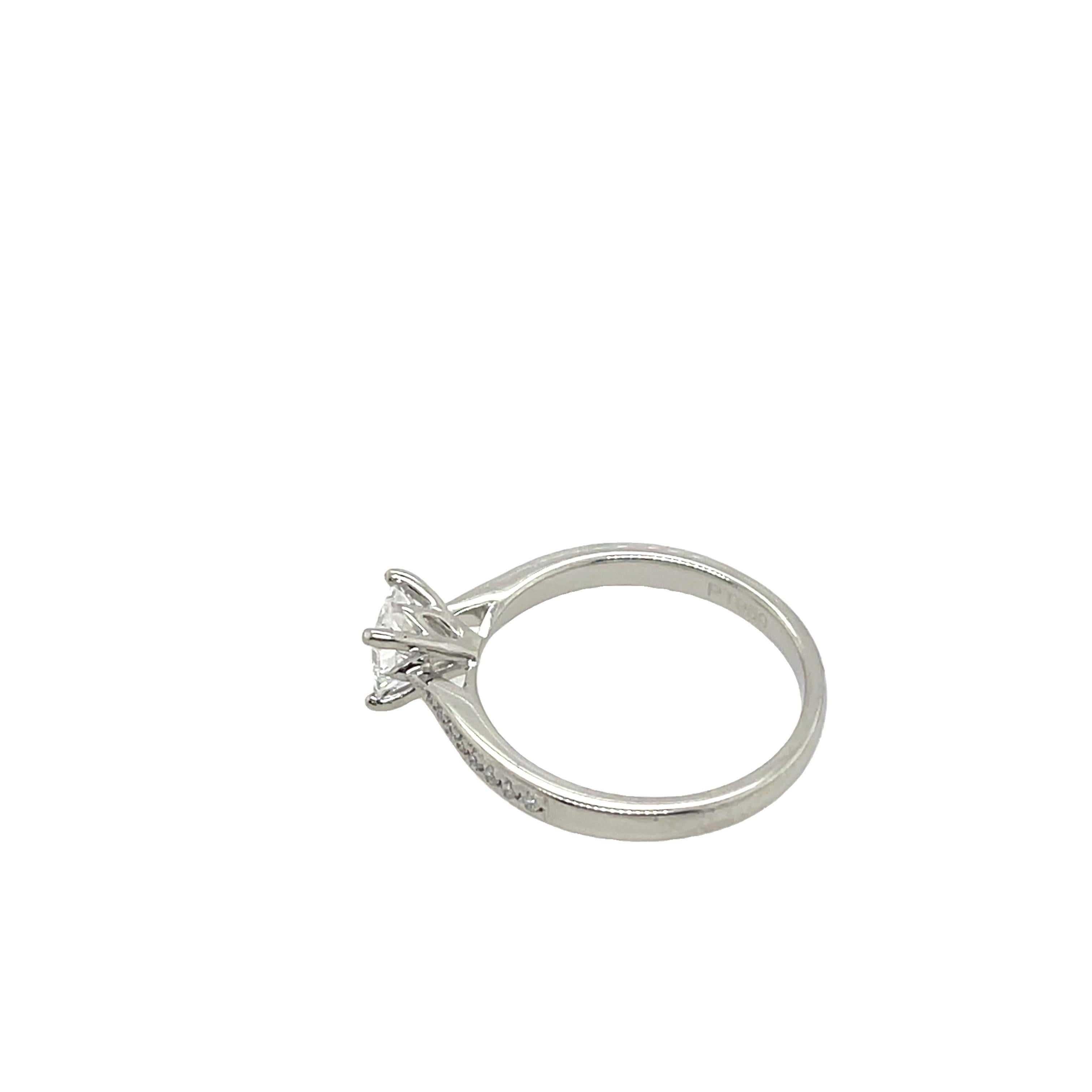 Une bague de fiançailles solitaire intemporelle, 
mettant en valeur un diamant de taille princesse de 0,60ct, 
Les diamants sont de couleur D et de pureté VS2, ce qui leur confère une brillance et une pureté exceptionnelles. 
Le diamant est