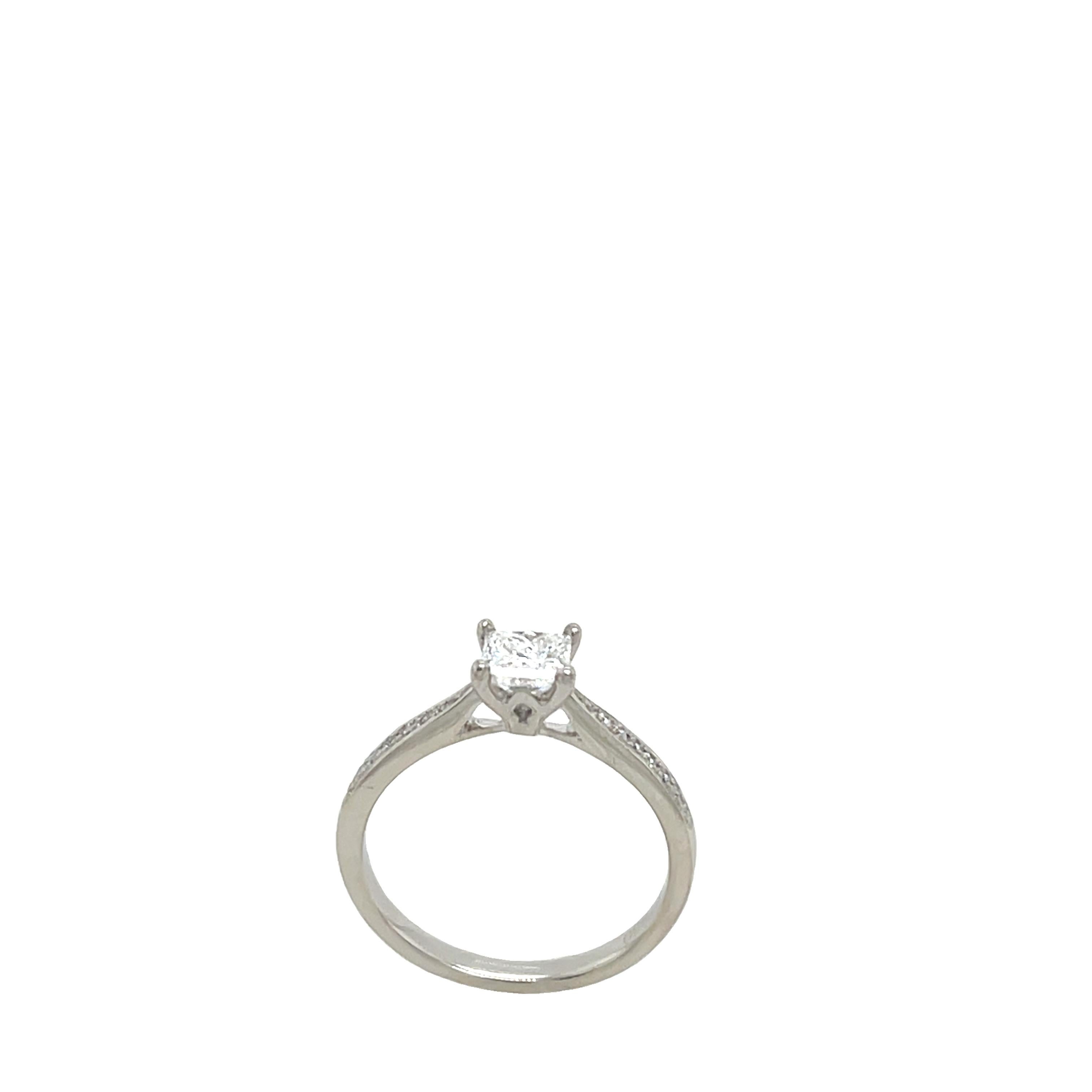 Taille princesse Bague de fiançailles classique en platine avec solitaire de 0,60 ct de diamant en vente