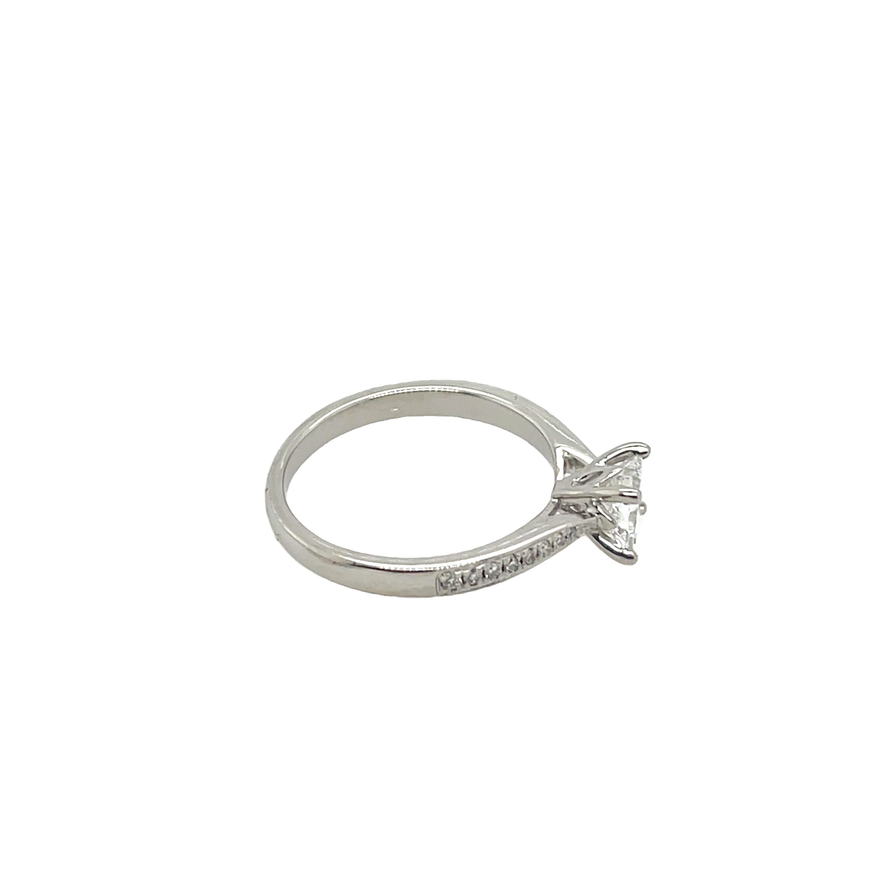 Bague de fiançailles classique en platine avec solitaire de 0,60 ct de diamant Unisexe en vente