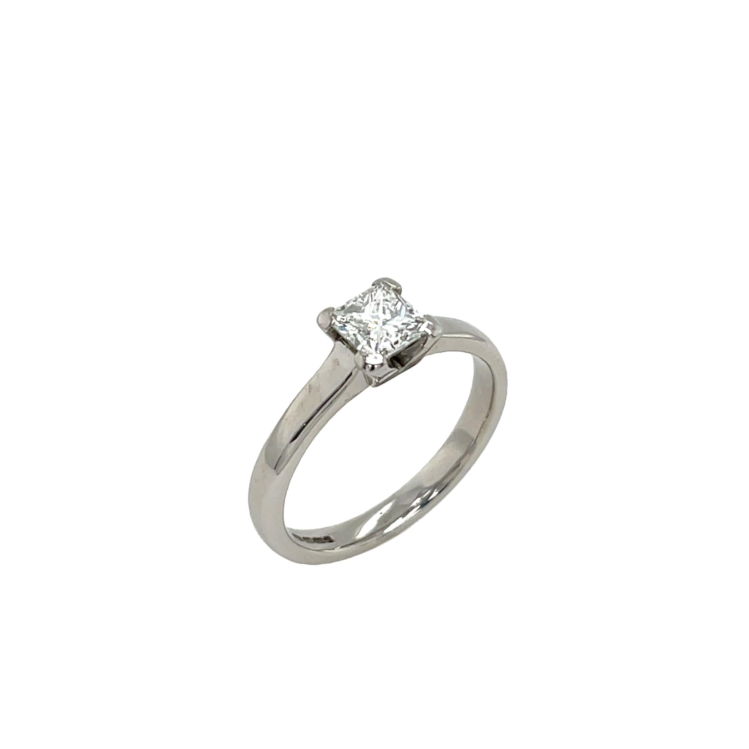 Anillo de compromiso de diamantes GIA Solitario clásico 0,81 ct E/VVS1 en Excelente estado para la venta en London, GB