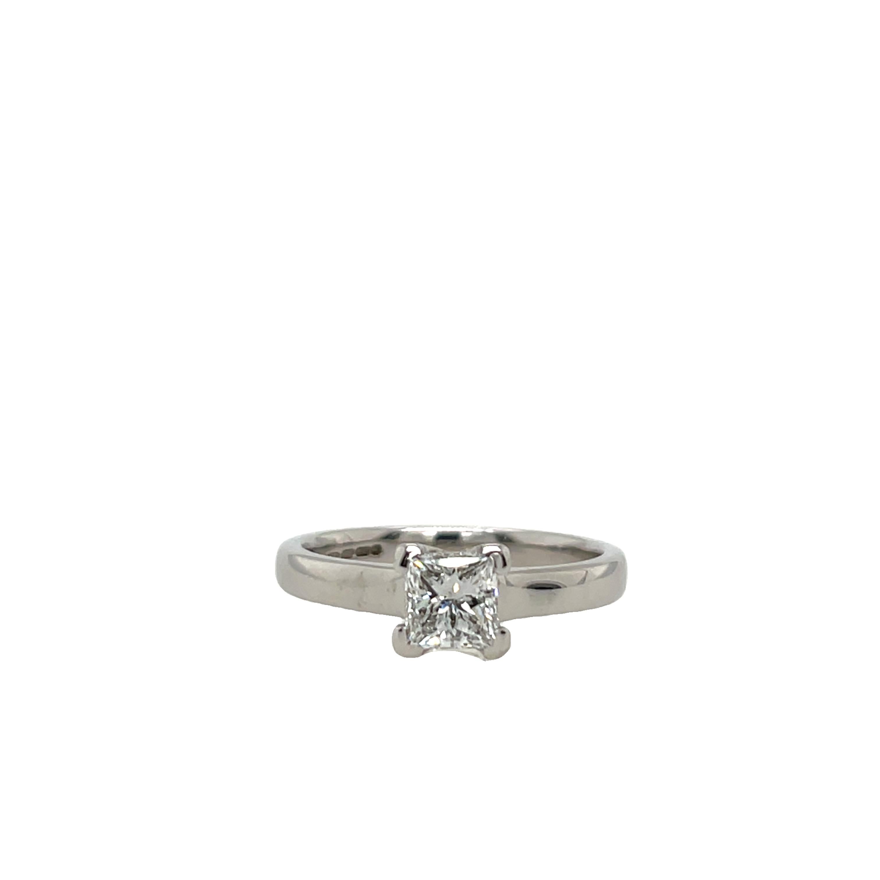 Anillo de compromiso de diamantes GIA Solitario clásico 0,81 ct E/VVS1 en venta 1