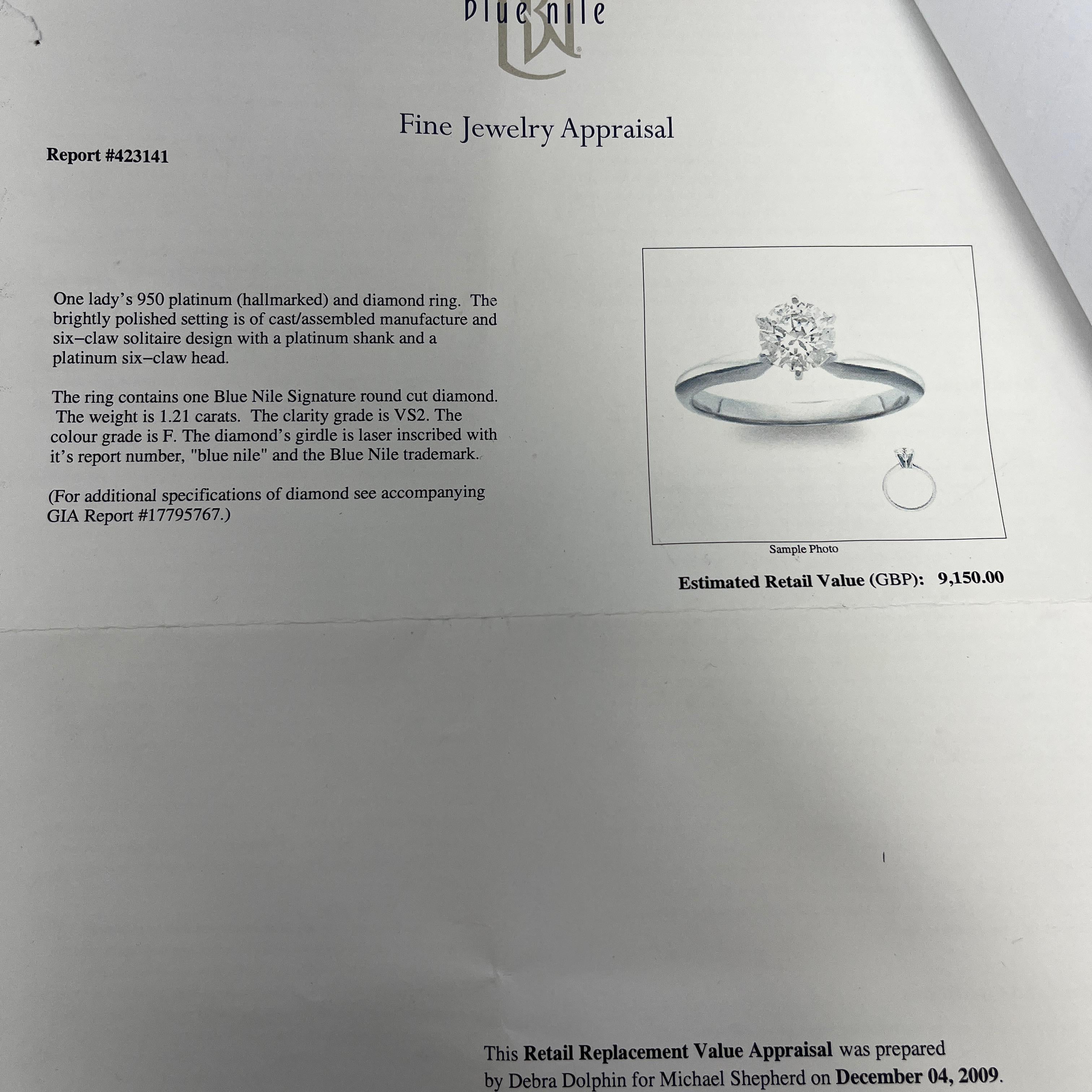 Atemporal y refinado, este solitario clásico de 6 garras 
anillo de compromiso de diamantes presenta un impresionante 1,21 ct F/VS2 
diamante brillante redondo, 
firmemente engastado en platino, el símbolo definitivo del amor duradero 
y