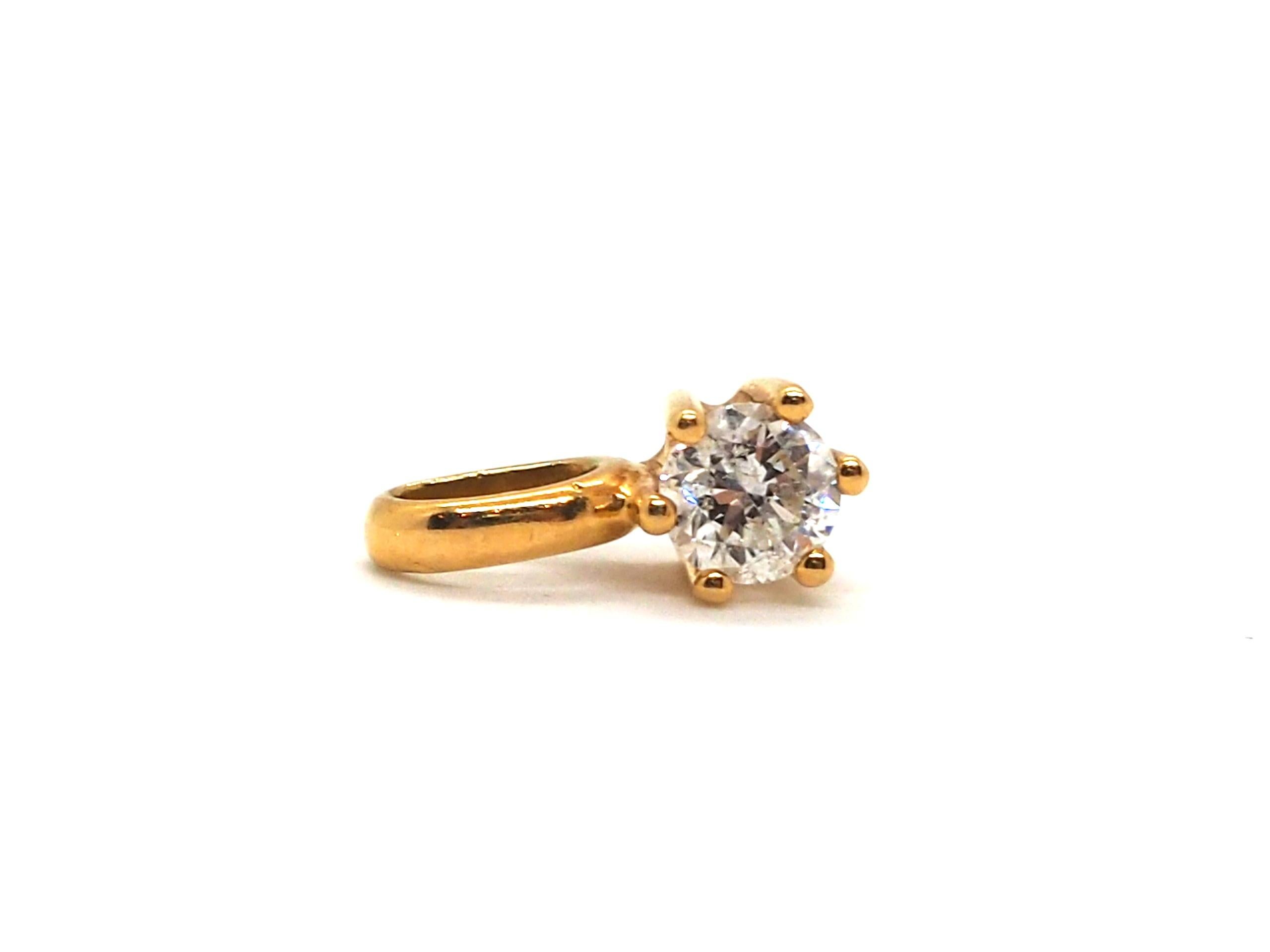 Mettez en valeur votre élégance avec ce petit pendentif exquis réalisé en or jaune 18 carats.
Orné d'un diamant éblouissant pesant 0,4 carat, ce pendentif respire la sophistication et le charme. 

Son design délicat ajoute une touche de luxe à tout