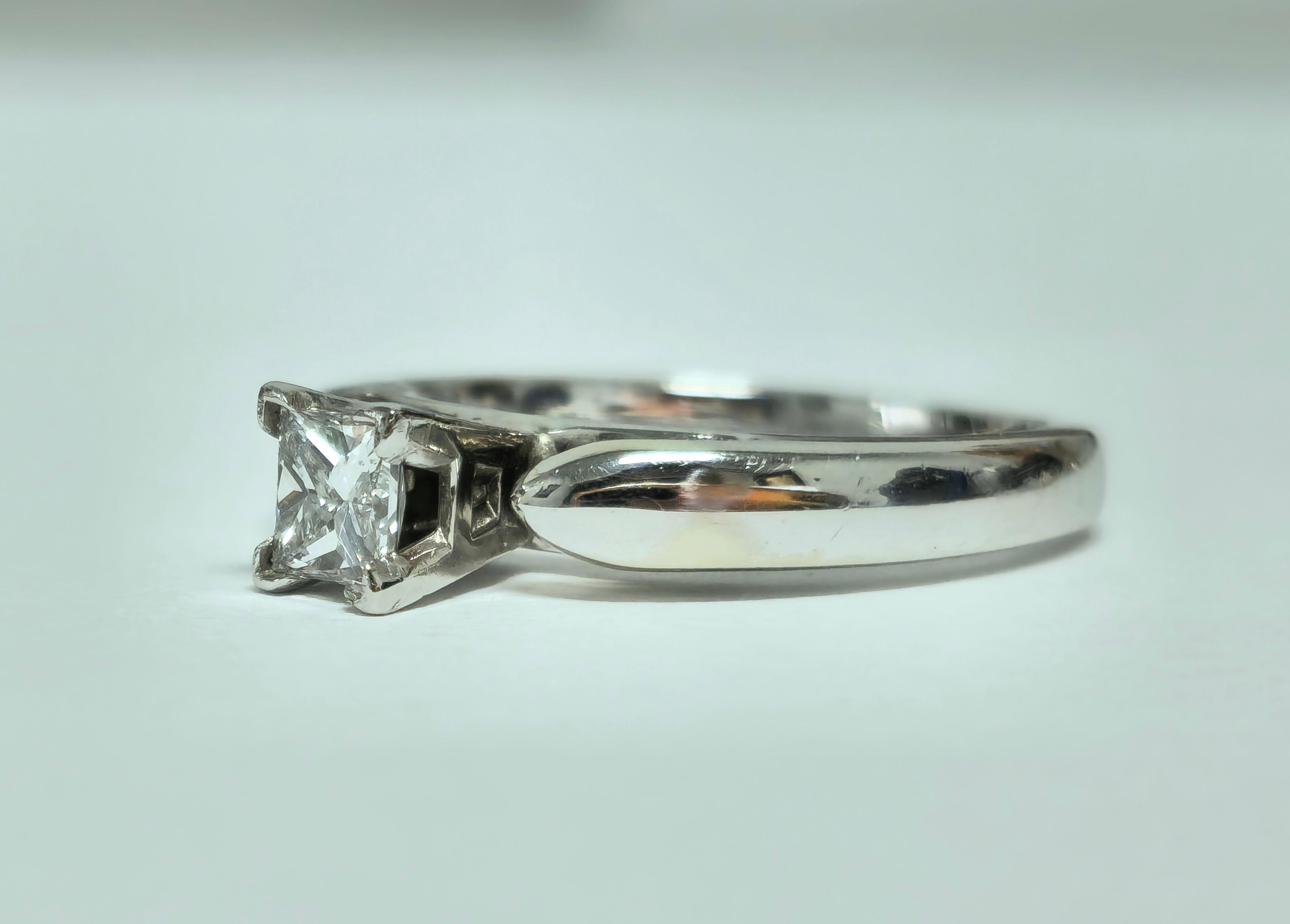 Heben Sie Ihren Antrag mit unserem klassischen Solitär-Diamant-Verlobungsring aus schimmerndem 14-karätigem Weißgold hervor. Mit einem schillernden Diamanten im Prinzessinnenschliff von 0,41 Karat strahlt dieser Ring zeitlose Eleganz und Raffinesse