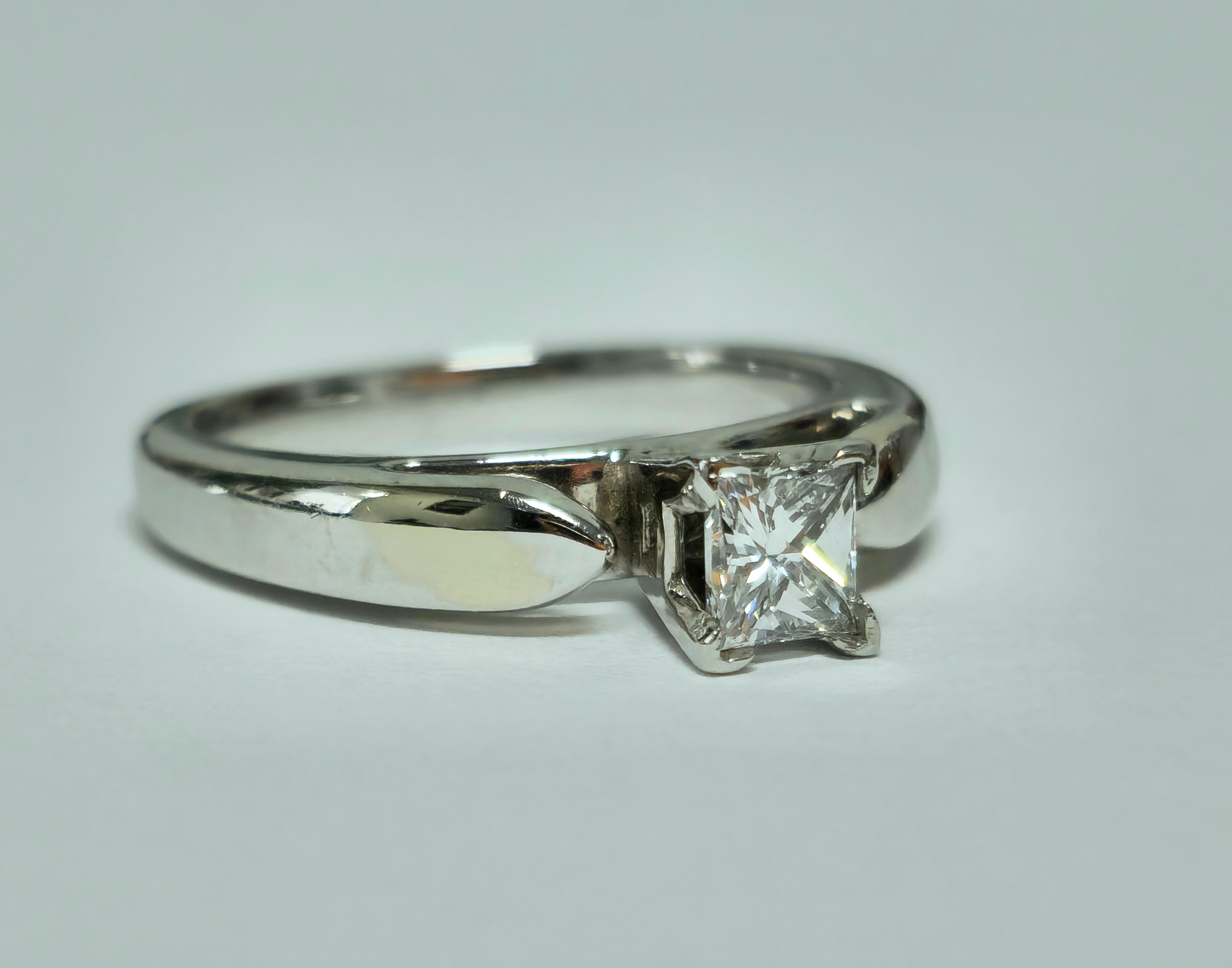 Médiéval Bague de fiançailles classique solitaire en or 14 carats avec diamants en vente